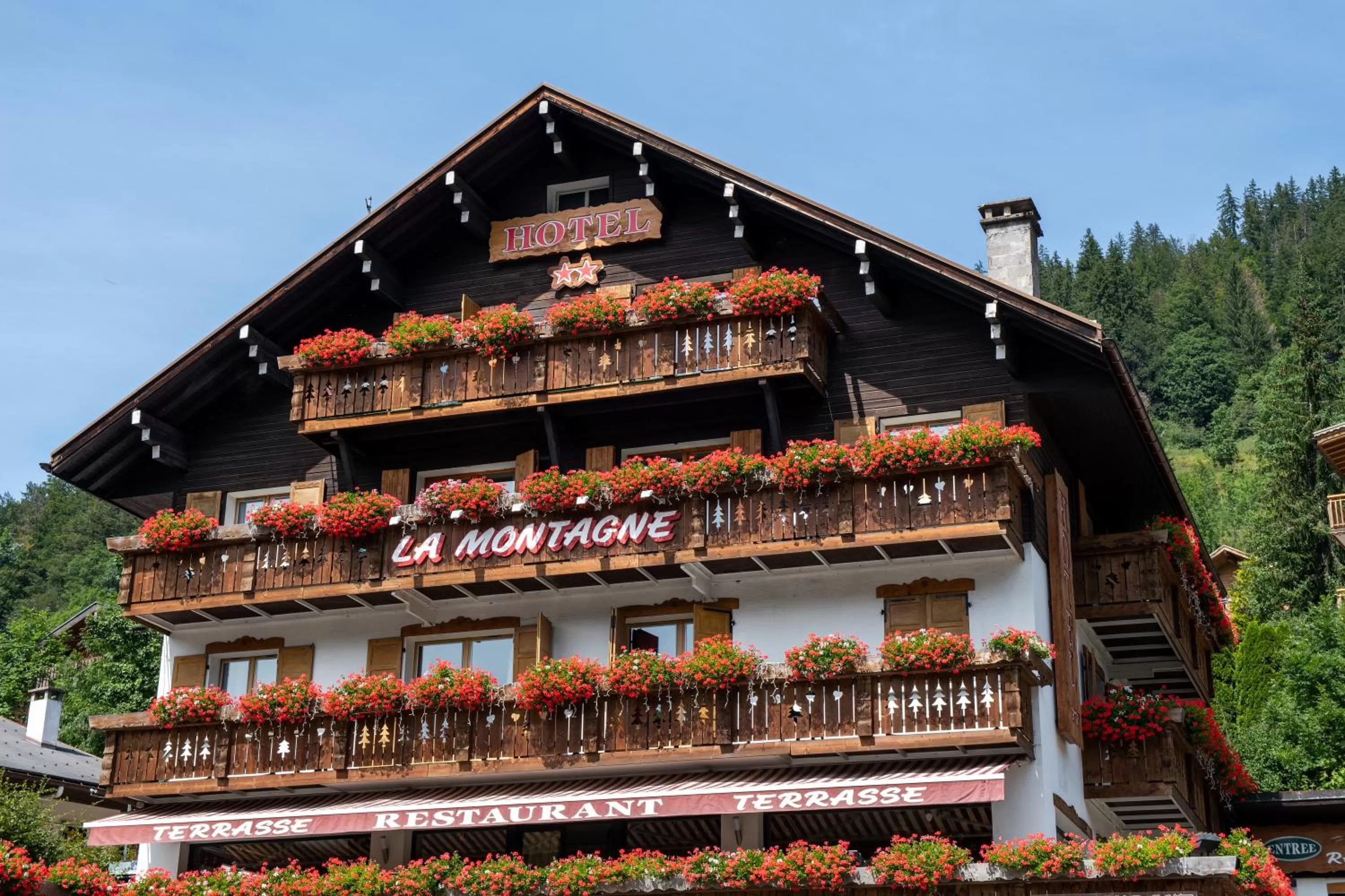 Facade/entrance in Hôtel La Montagne
