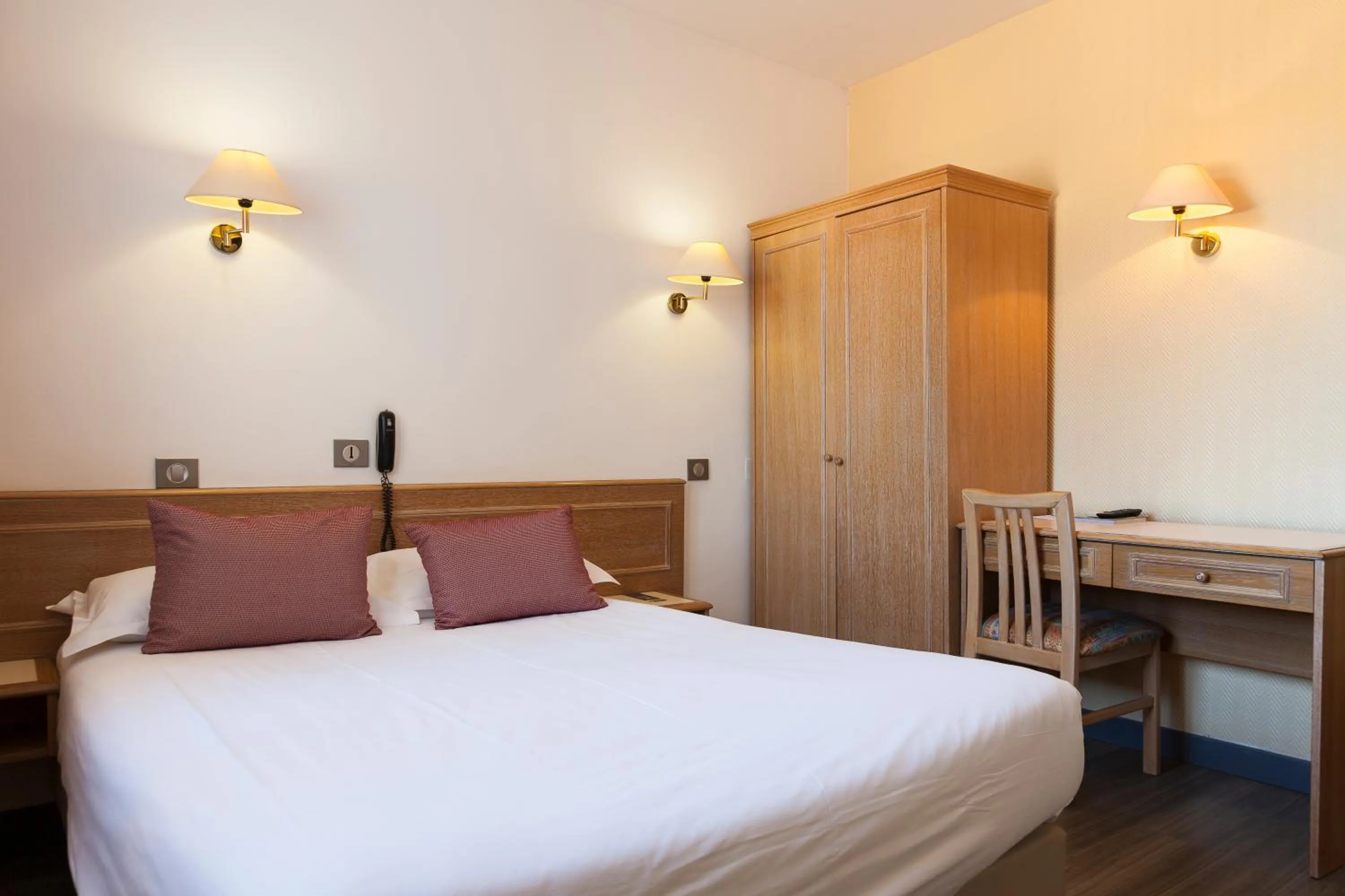 Photo of the whole room, Bed in LOGIS HOTEL & RESTAURANT L'ETAPE Bouc Bel Air - Gardanne