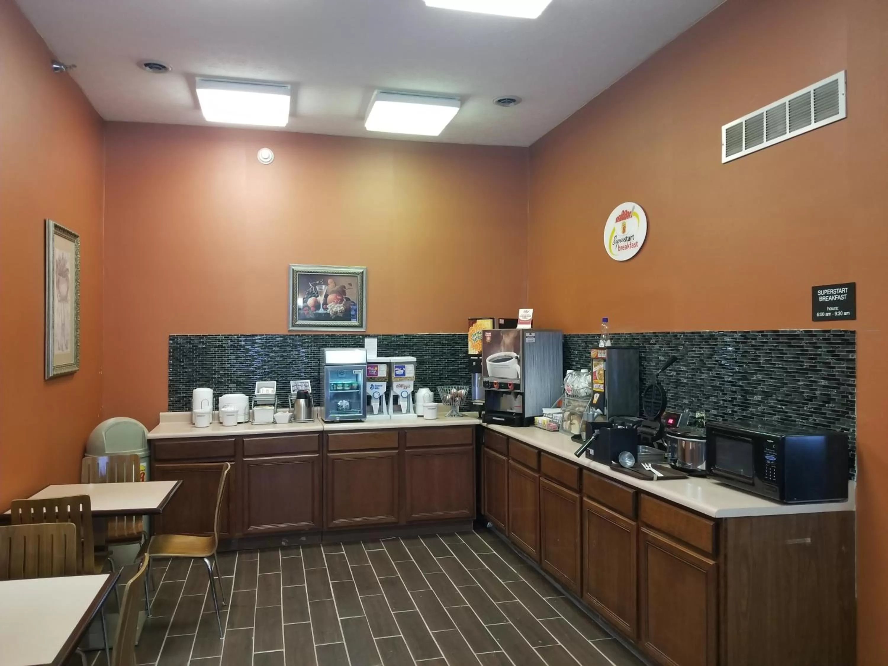 Food and drinks in Super 8 by Wyndham Bellefontaine