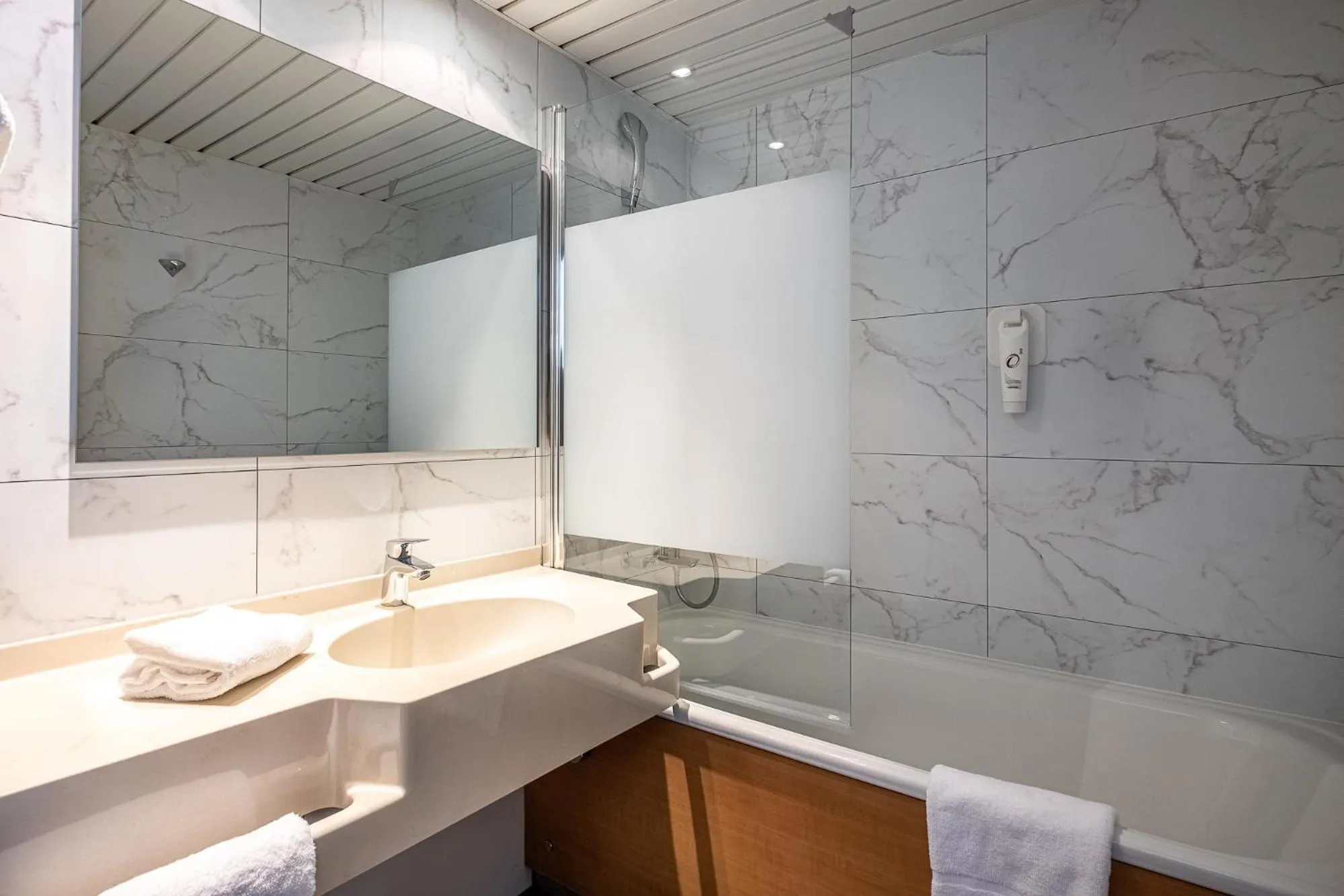 Bathroom in Hôtel Akena Poitiers Nord Futuroscope