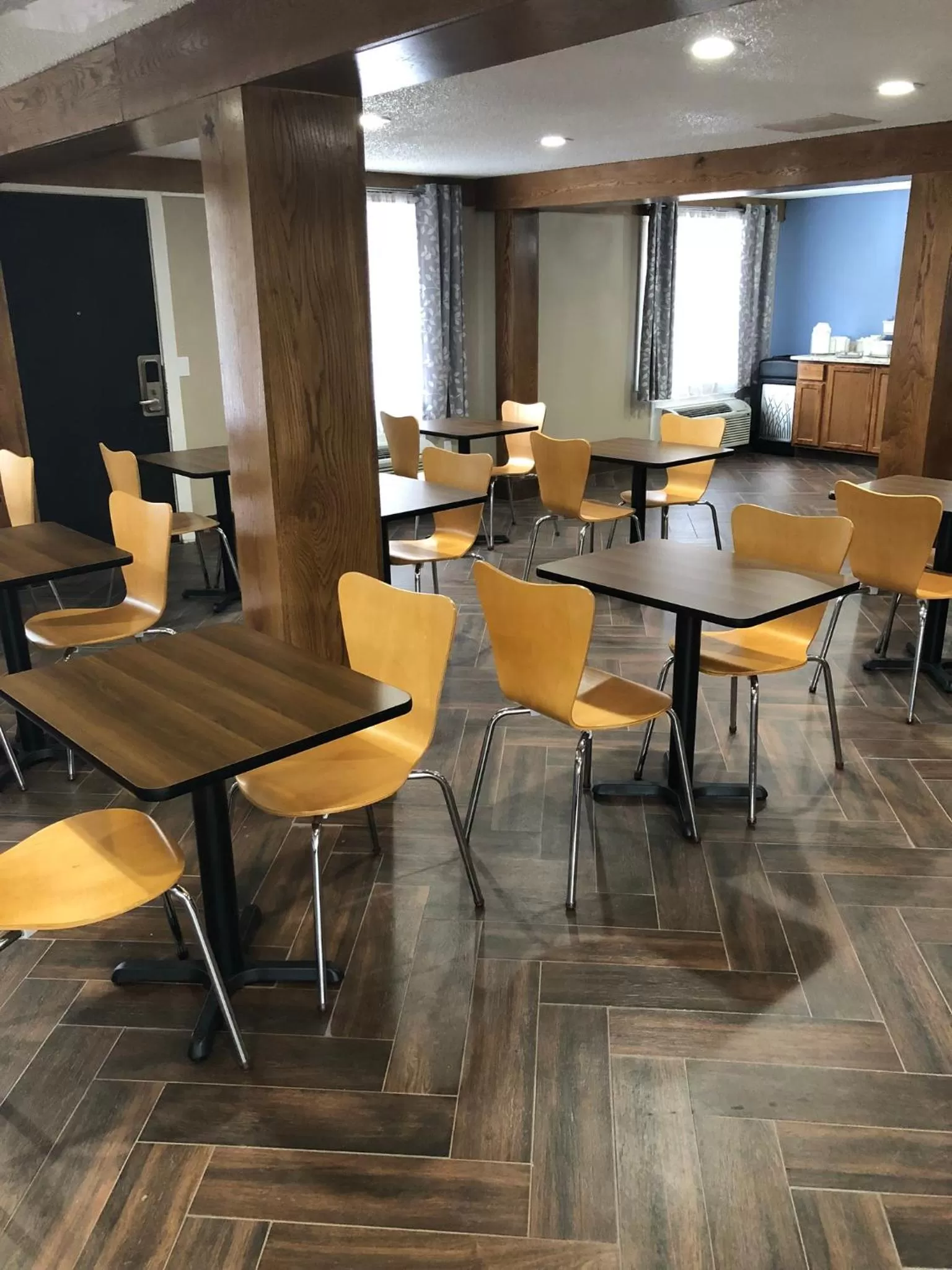 Dining area in Super 8 by Wyndham Asheville/Biltmore