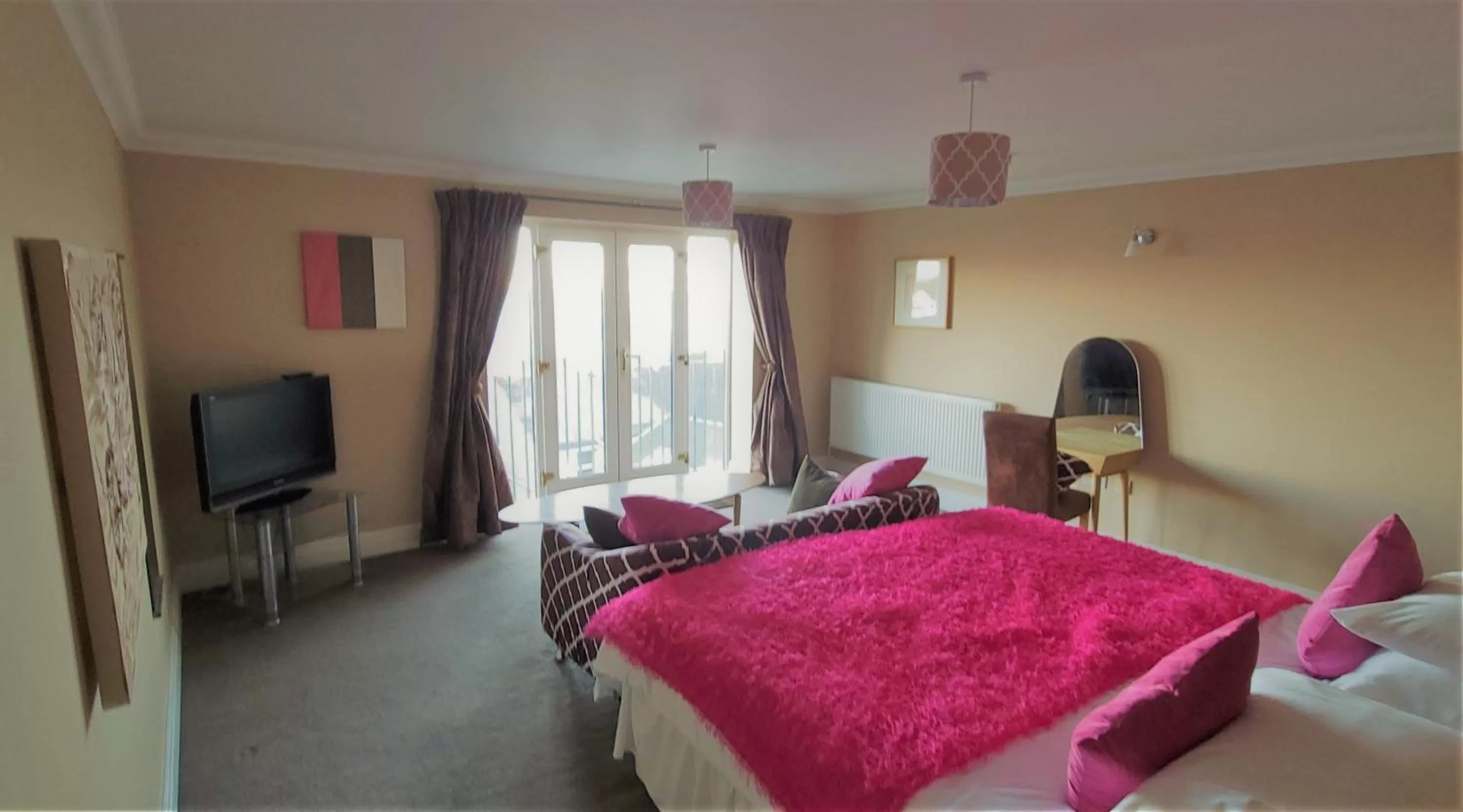 Photo of the whole room, Bed in Patricks Boathouse