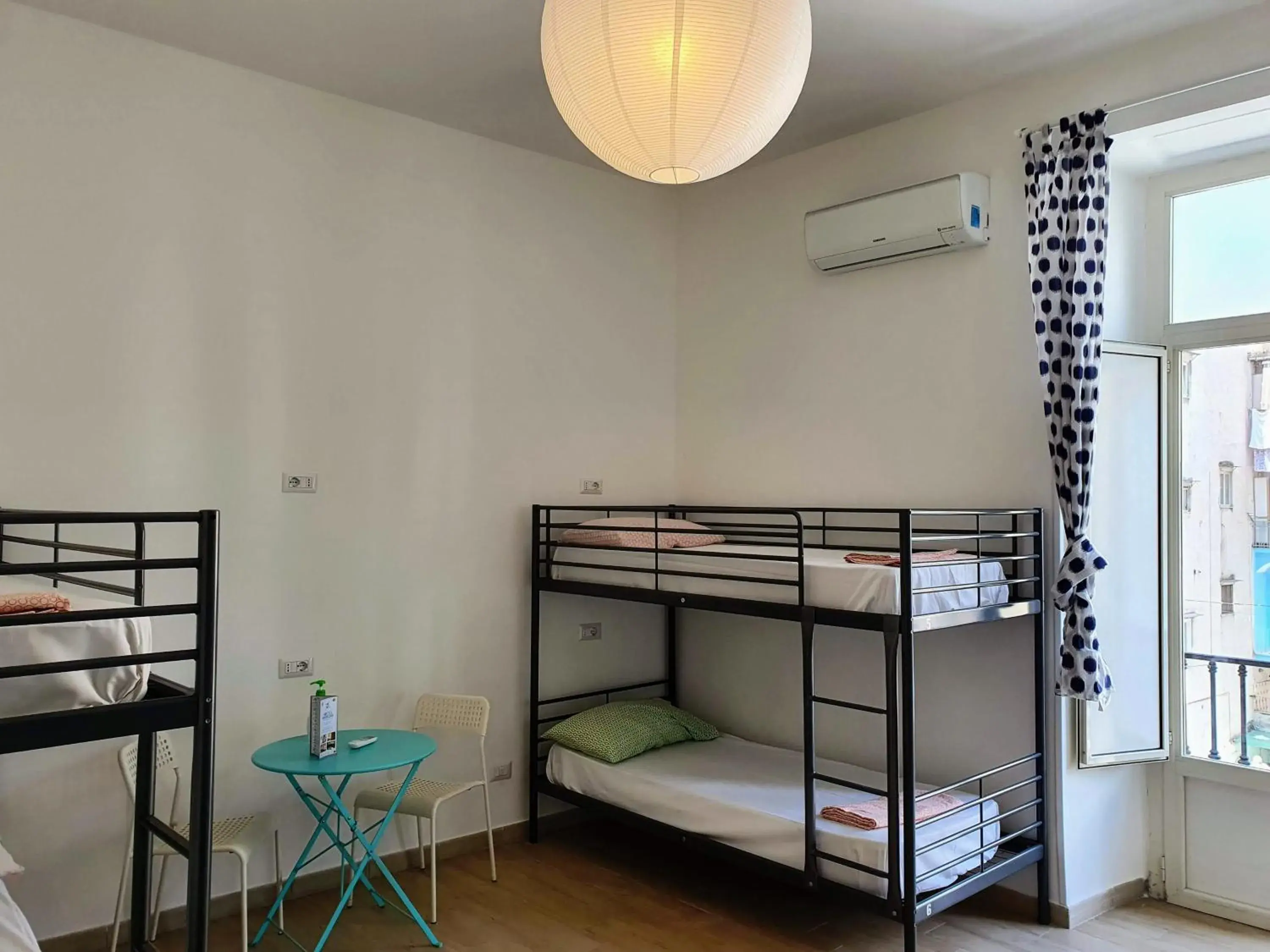 Bed in 4-Bed Mixed Dormitory Room in Hostel Mancini Naples Bed in 4-Bed Mixed Dormitory Room in Hostel Mancini Naples