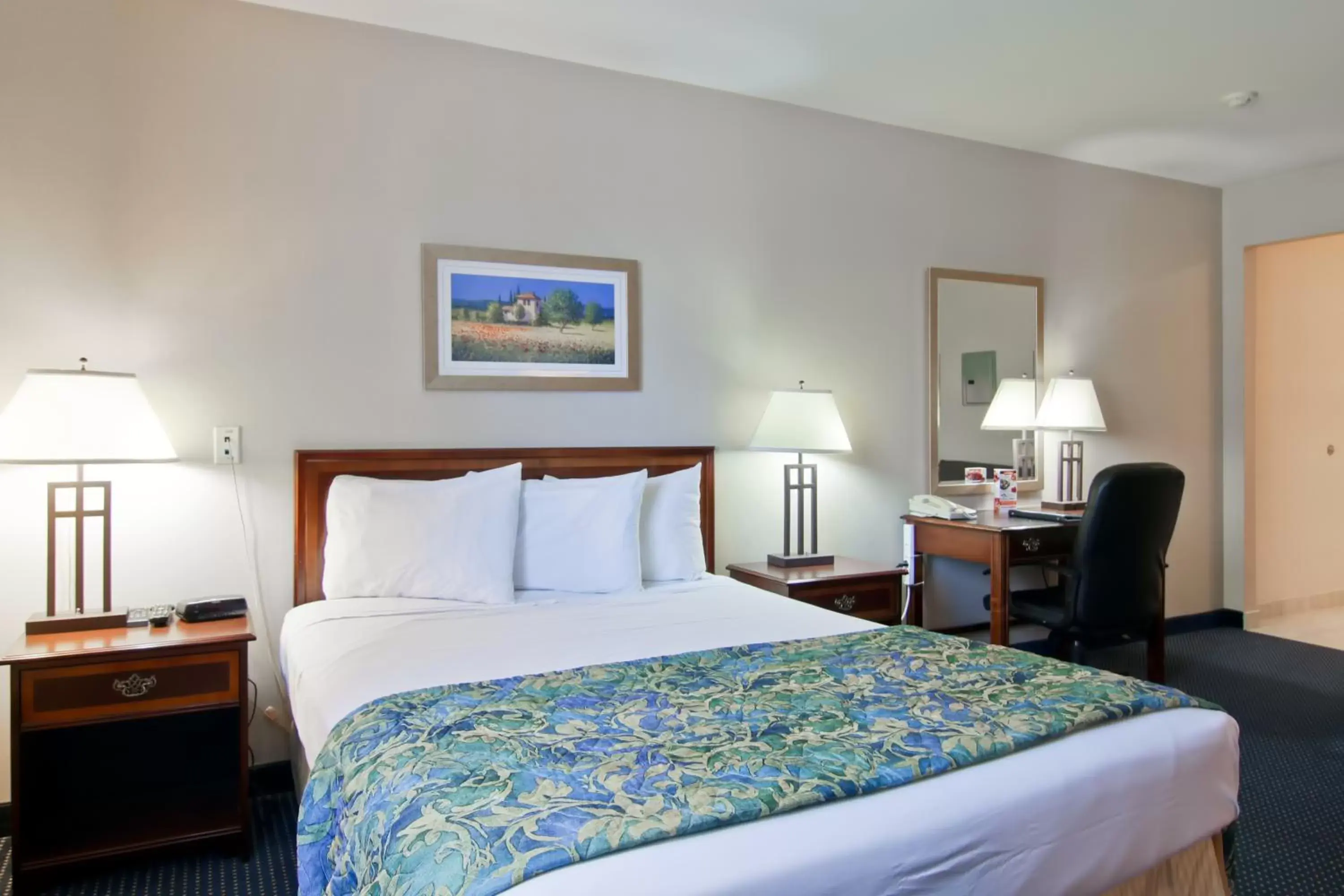 Queen Room - Non-Smoking in Travelodge by Wyndham Trenton Queen Room - Non-Smoking in Travelodge by Wyndham Trenton