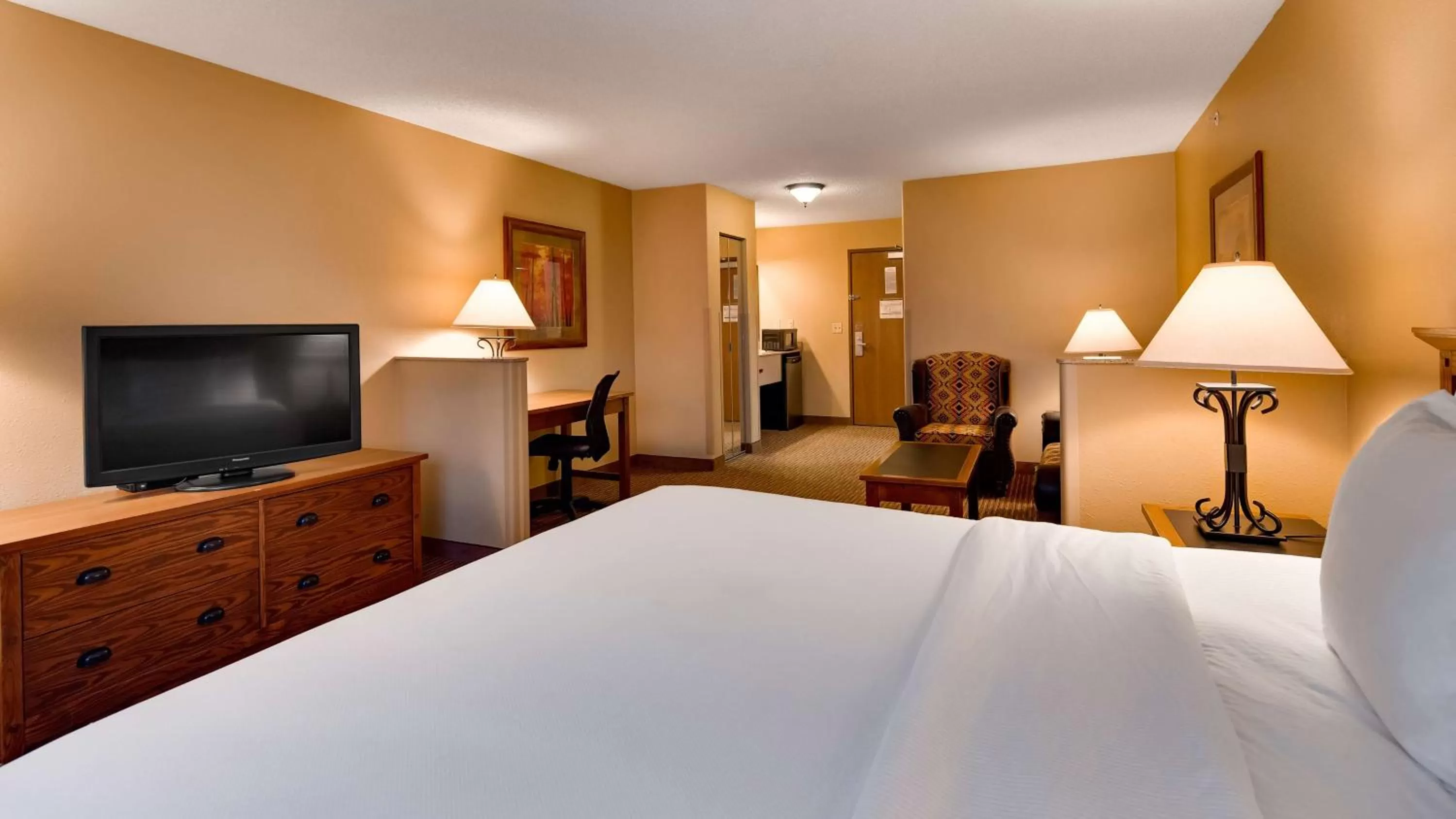 King Room with Roll-In Shower - Mobility Access/Non-Smoking in Best Western Plus Kelly Inn & Suites