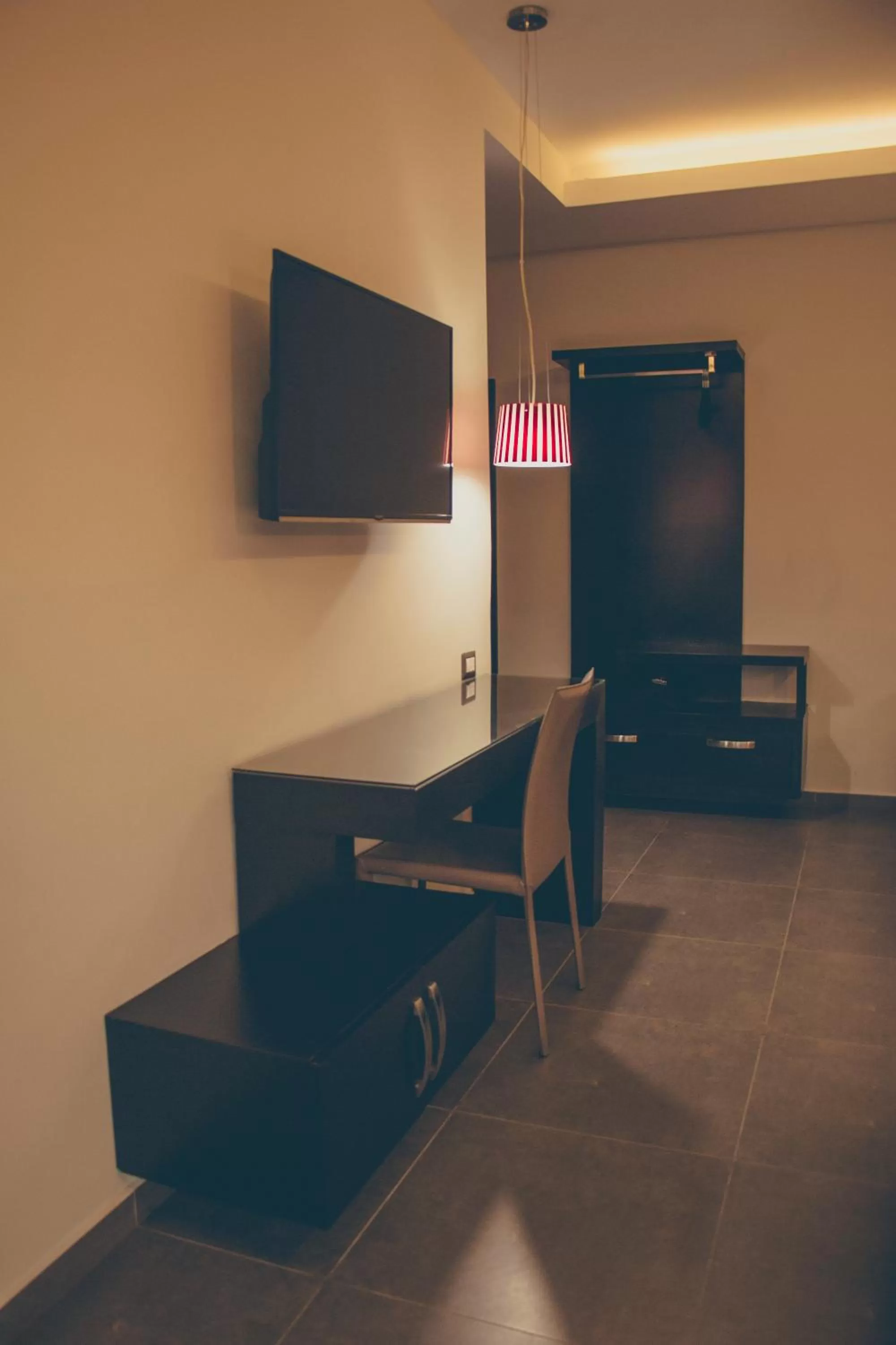 Seating area, TV/Entertainment Center in Remfort Hotel