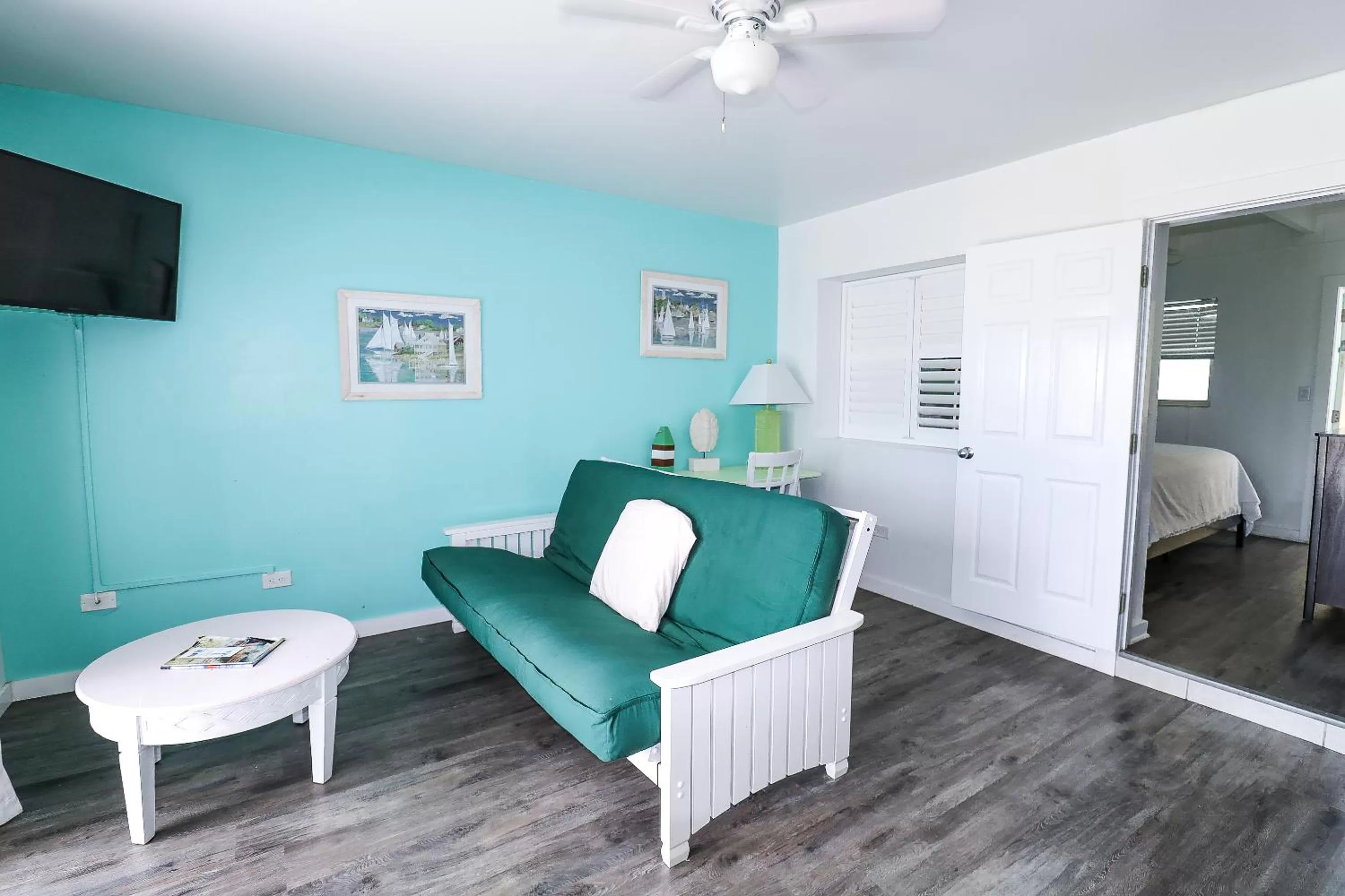 Living room in Drop Anchor Resort & Marina