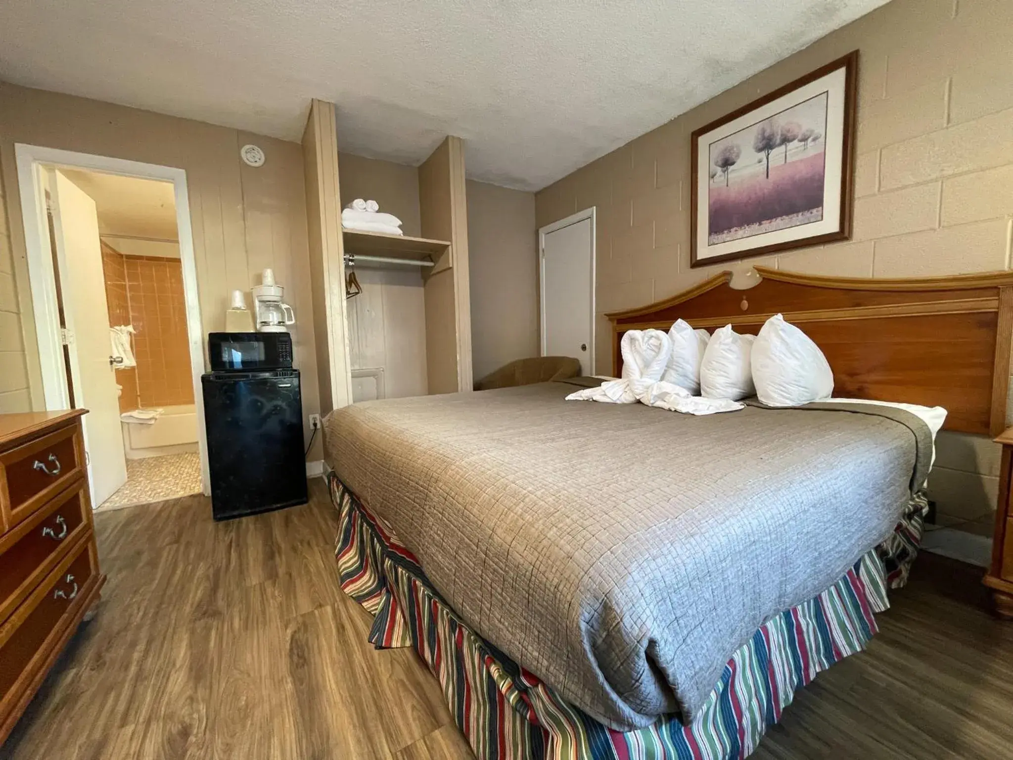 Non-Oceanfront King Room in Polynesian Oceanfront Hotel Non-Oceanfront King Room in Polynesian Oceanfront Hotel