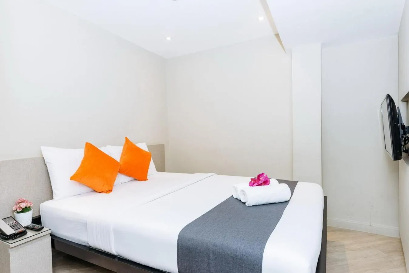 Standard Queen Room -  No Window in Lucky House Khaosan