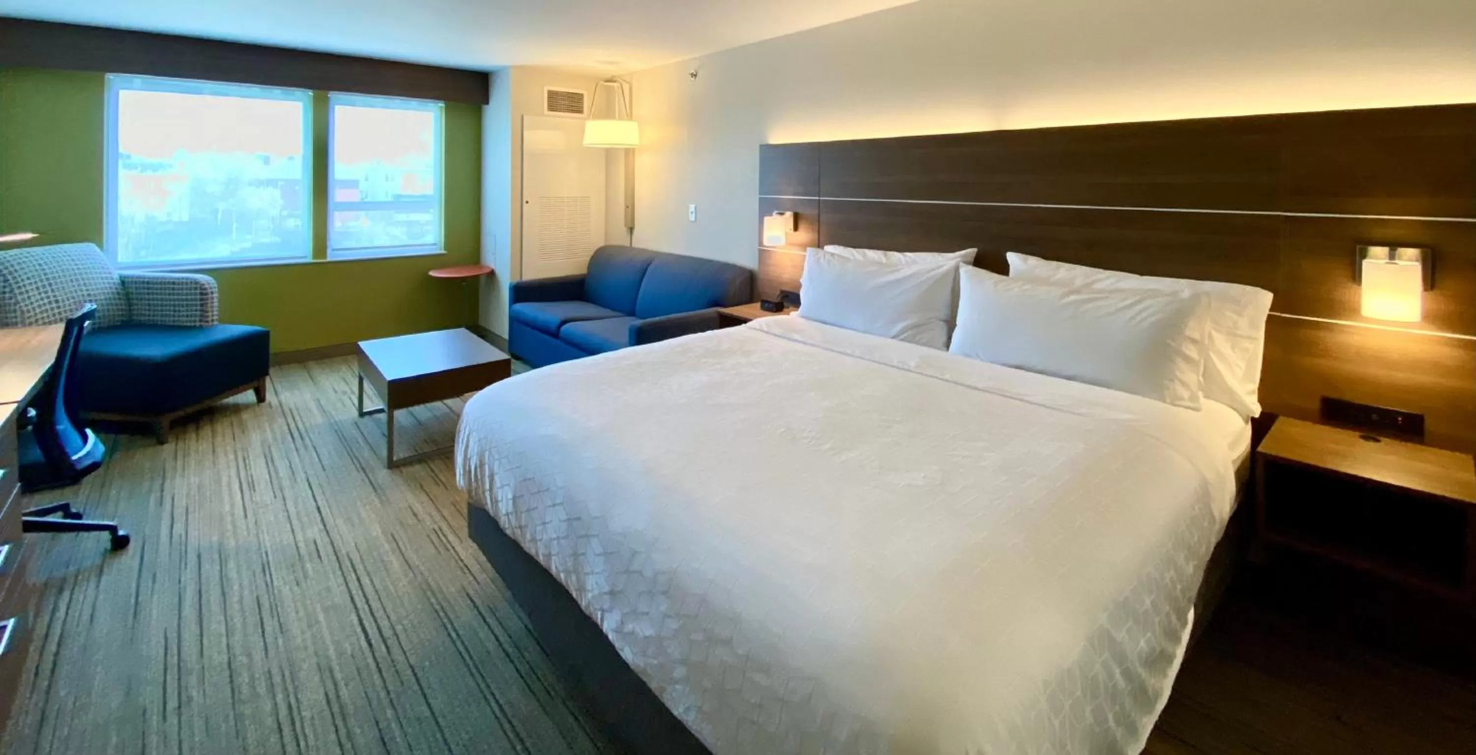 Photo of the whole room, Bed in Holiday Inn Express Boston by IHG