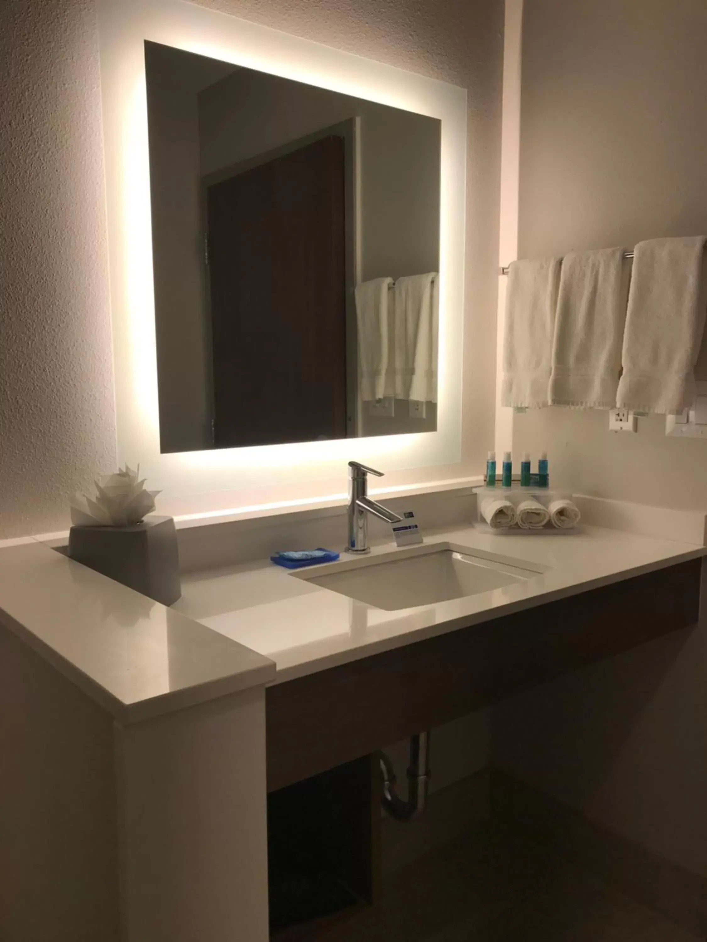 Suite with Accessible Transfer Shower - Non-Smoking in Holiday Inn Express & Suites Houston Southwest Galleria Area by IHG Suite with Accessible Transfer Shower - Non-Smoking in Holiday Inn Express & Suites Houston Southwest Galleria Area by IHG
