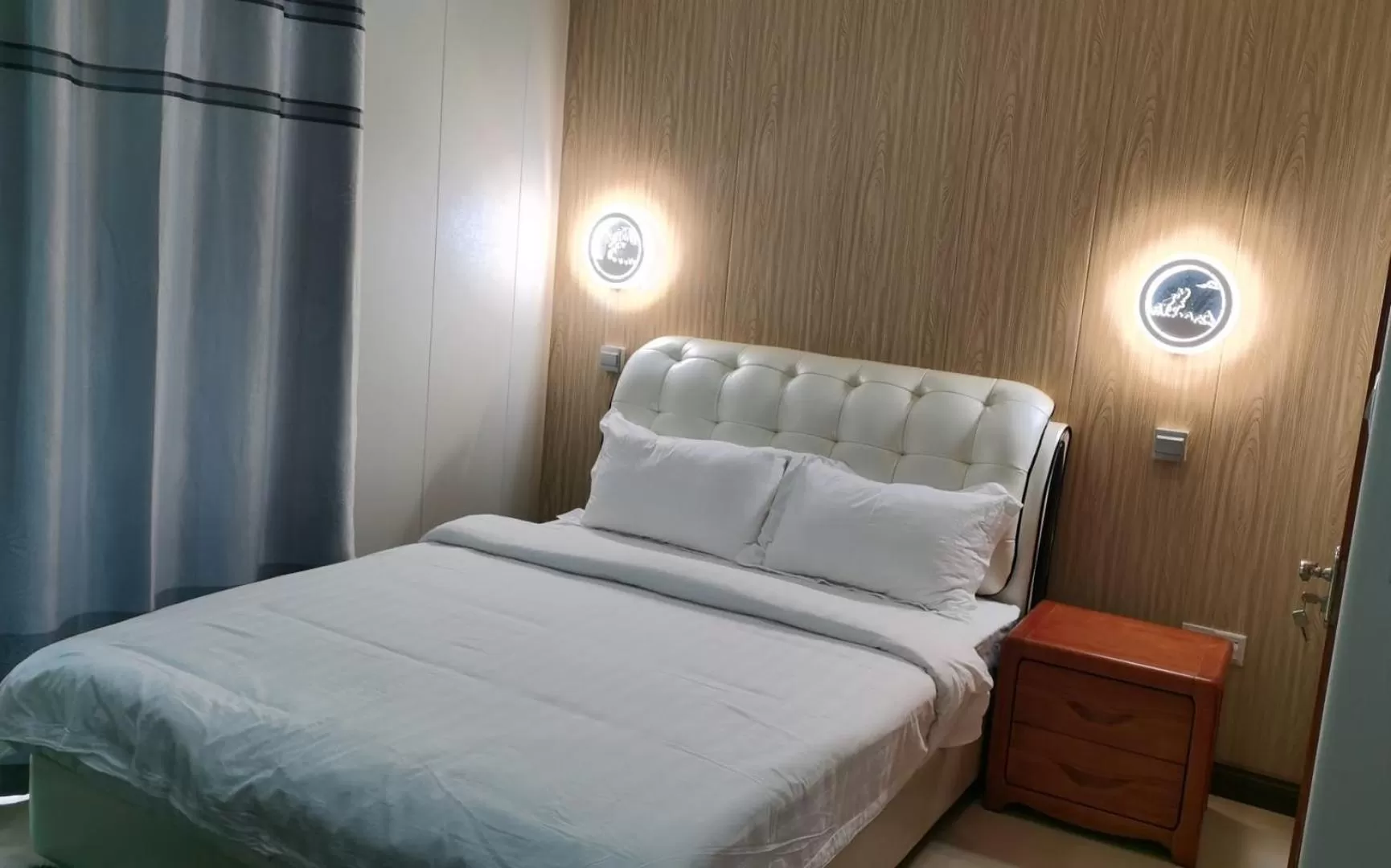 Bedroom, Bed in Riverside Hotel