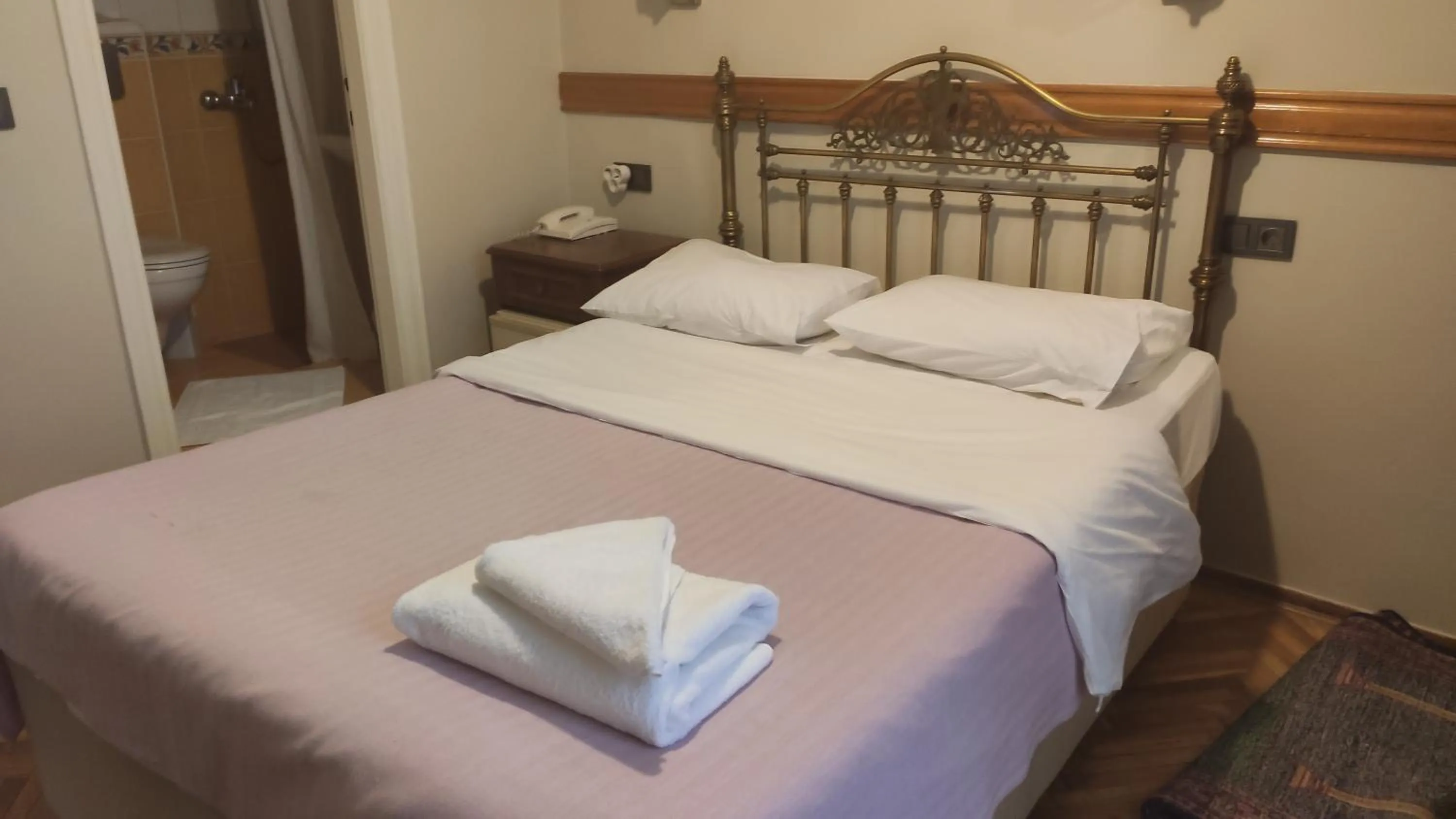 Photo of the whole room, Bed in Turkoman Hotel