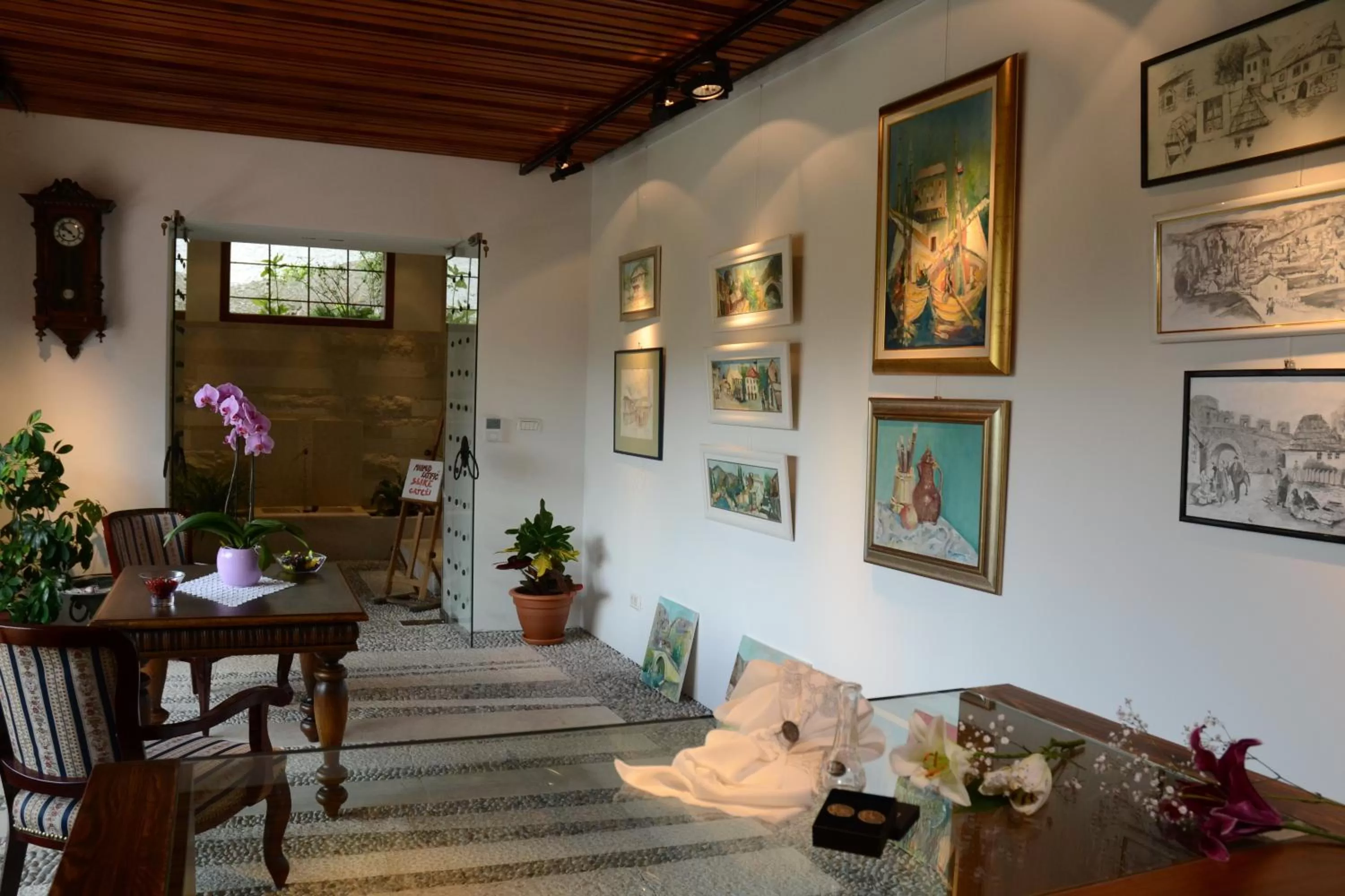 Restaurant/Places to Eat in Rooms Kibe Mahala