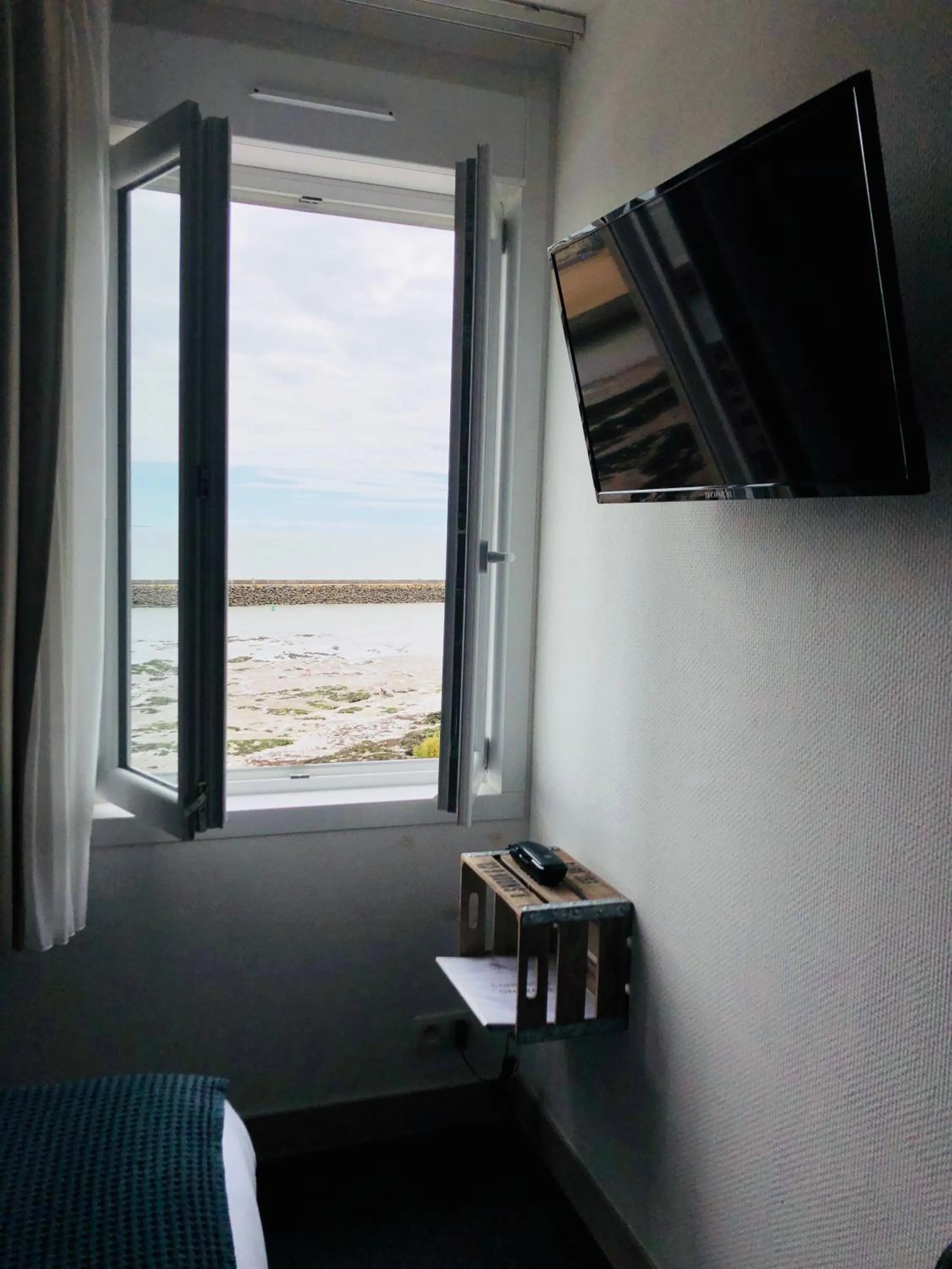 TV and multimedia, Bed in Logis Hôtel Sea View