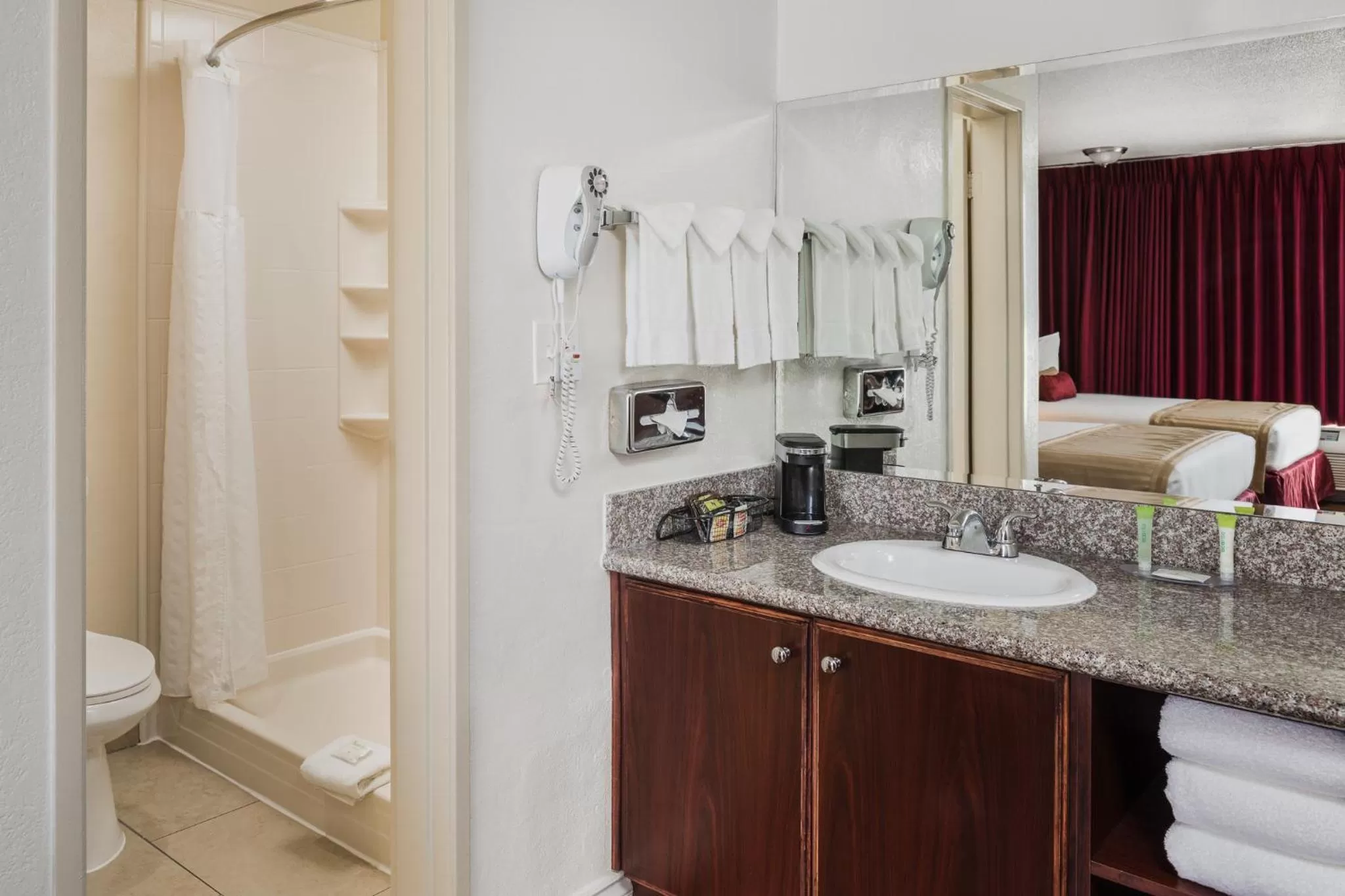 Bathroom, Bed in Kings Inn Anaheim at The Park & Convention Center