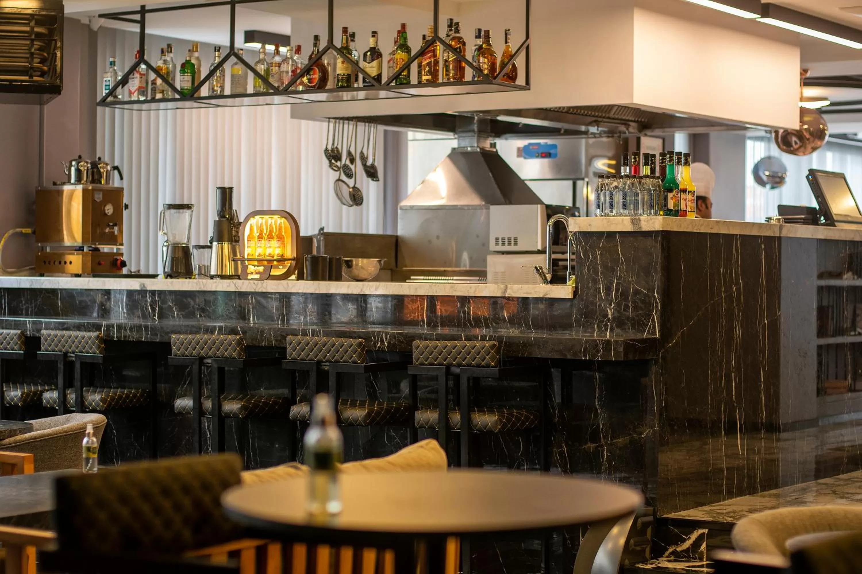 Restaurant/places to eat, Lounge/Bar in Hotel Bossuite Business