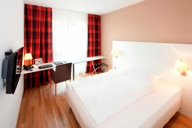 Day, Bed in Hotel Arcade