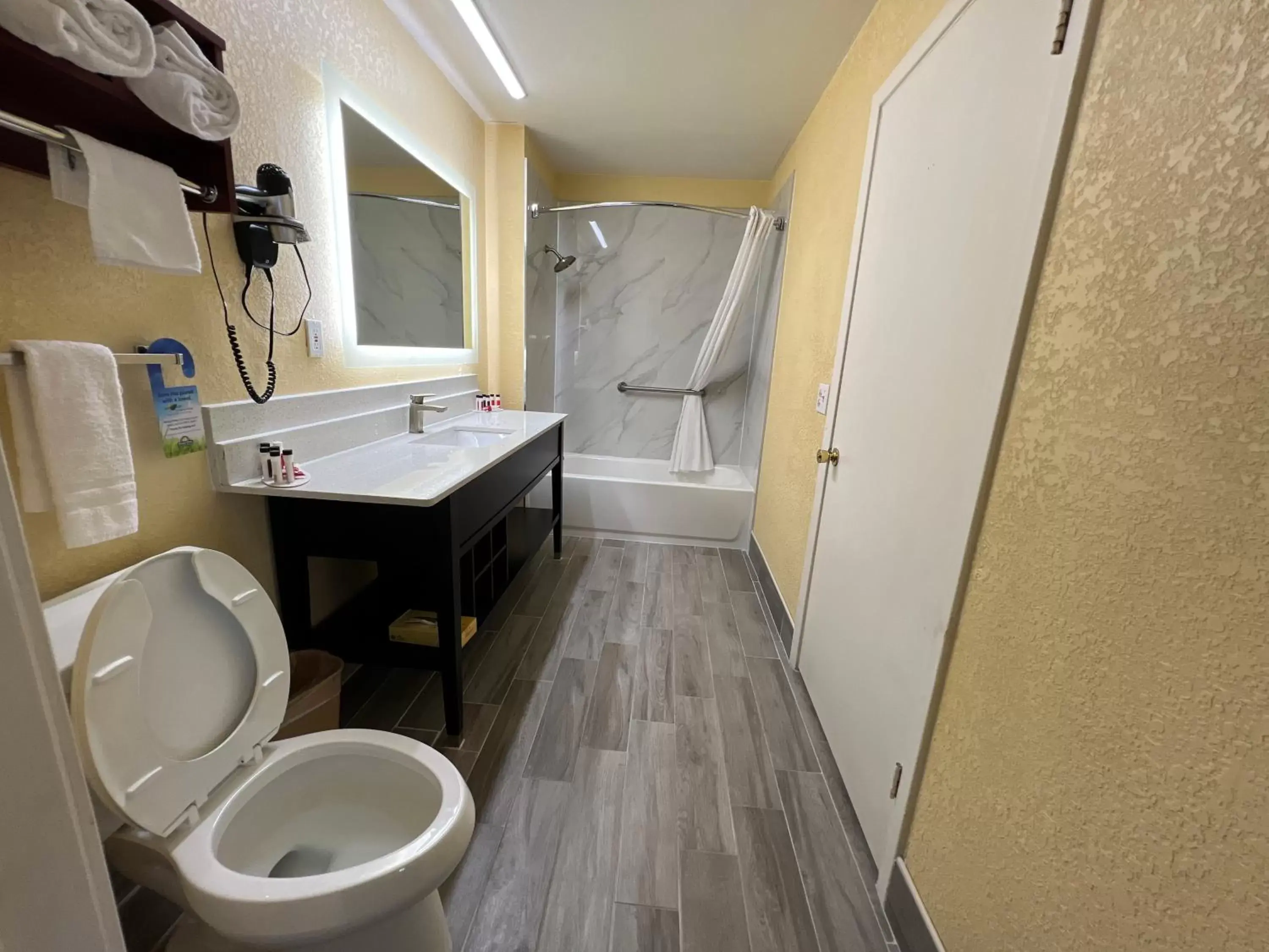 Studio Suite with 1 King Bed, Non-Smoking - single occupancy in Days Inn by Wyndham Suites Fredericksburg Studio Suite with 1 King Bed, Non-Smoking - single occupancy in Days Inn by Wyndham Suites Fredericksburg