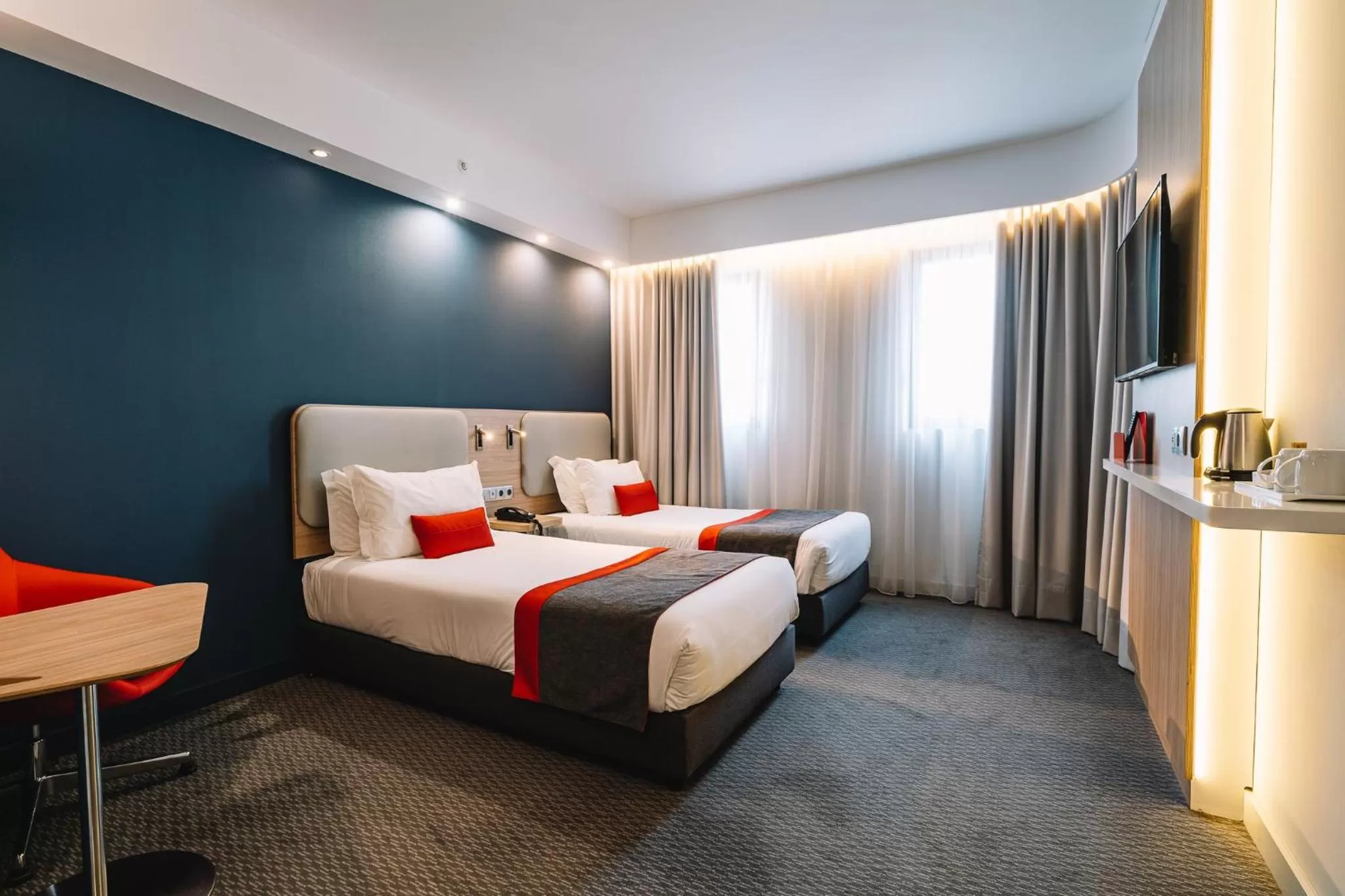 Photo of the whole room, Bed in Holiday Inn Express Porto City Centre by IHG