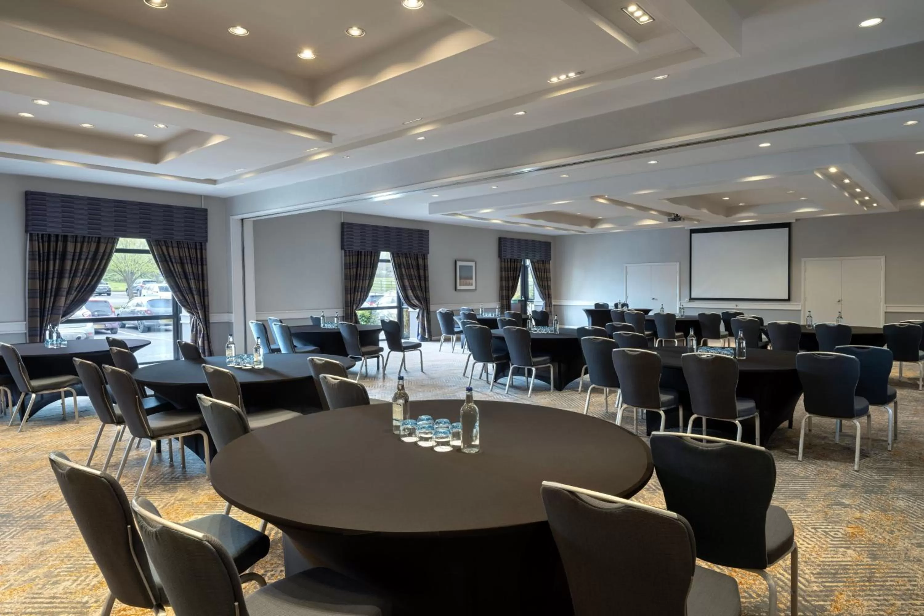 Lounge or bar in Delta Hotels by Marriott Northampton