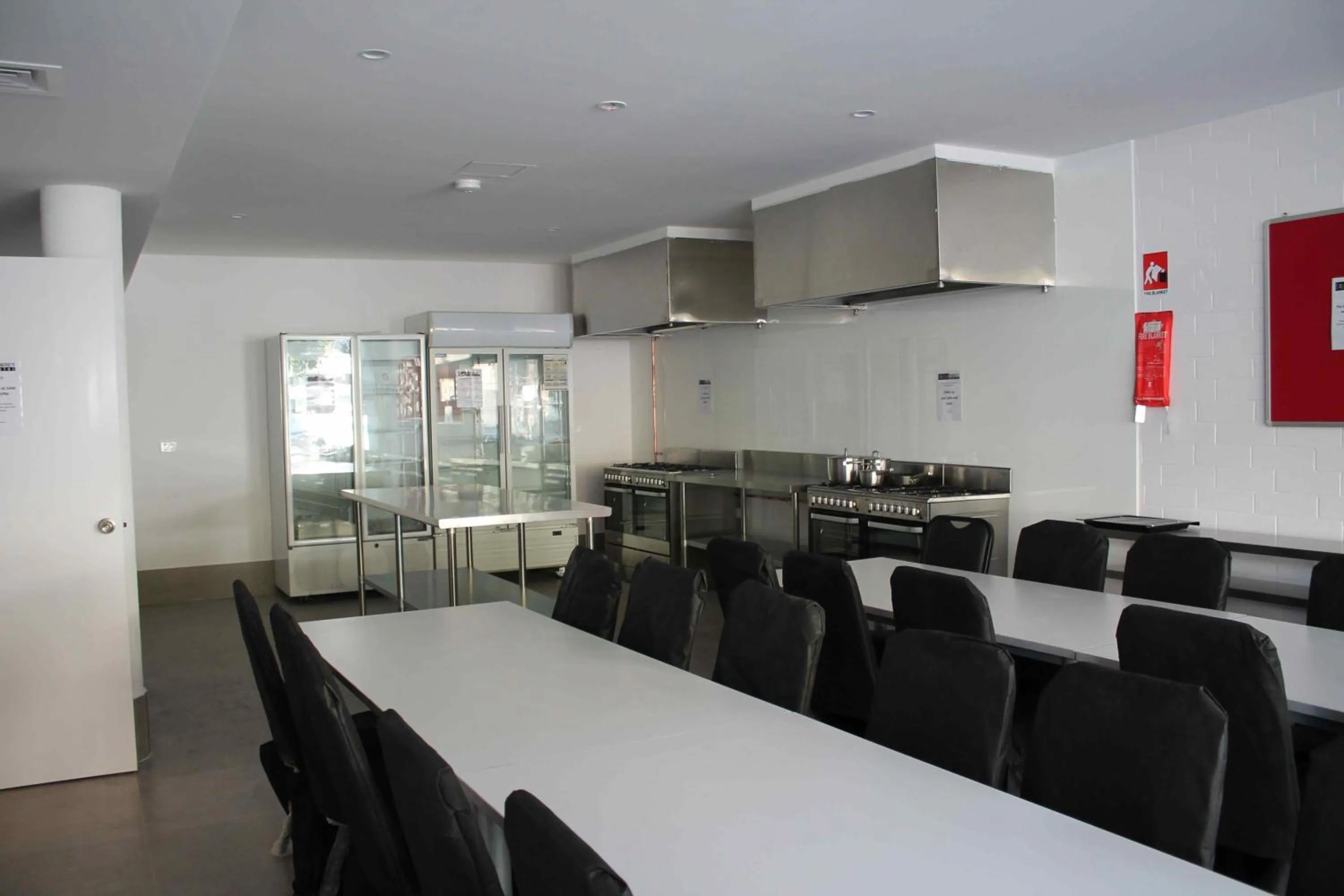 Kitchen or kitchenette, Dining Area in Perth 5 Backpacker Hostel