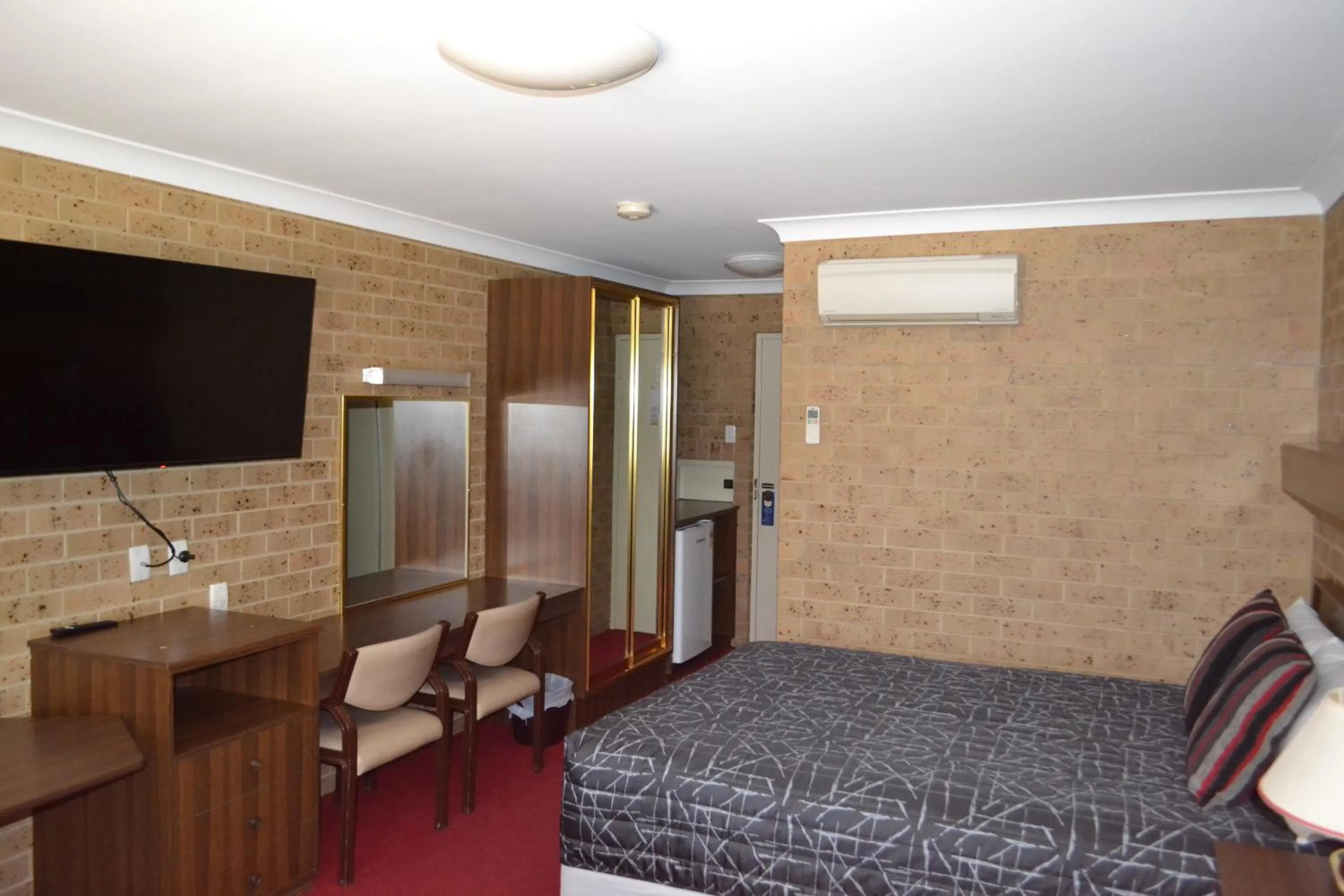 Bedroom, Bed in Tamworth Motor Inn & Cabins