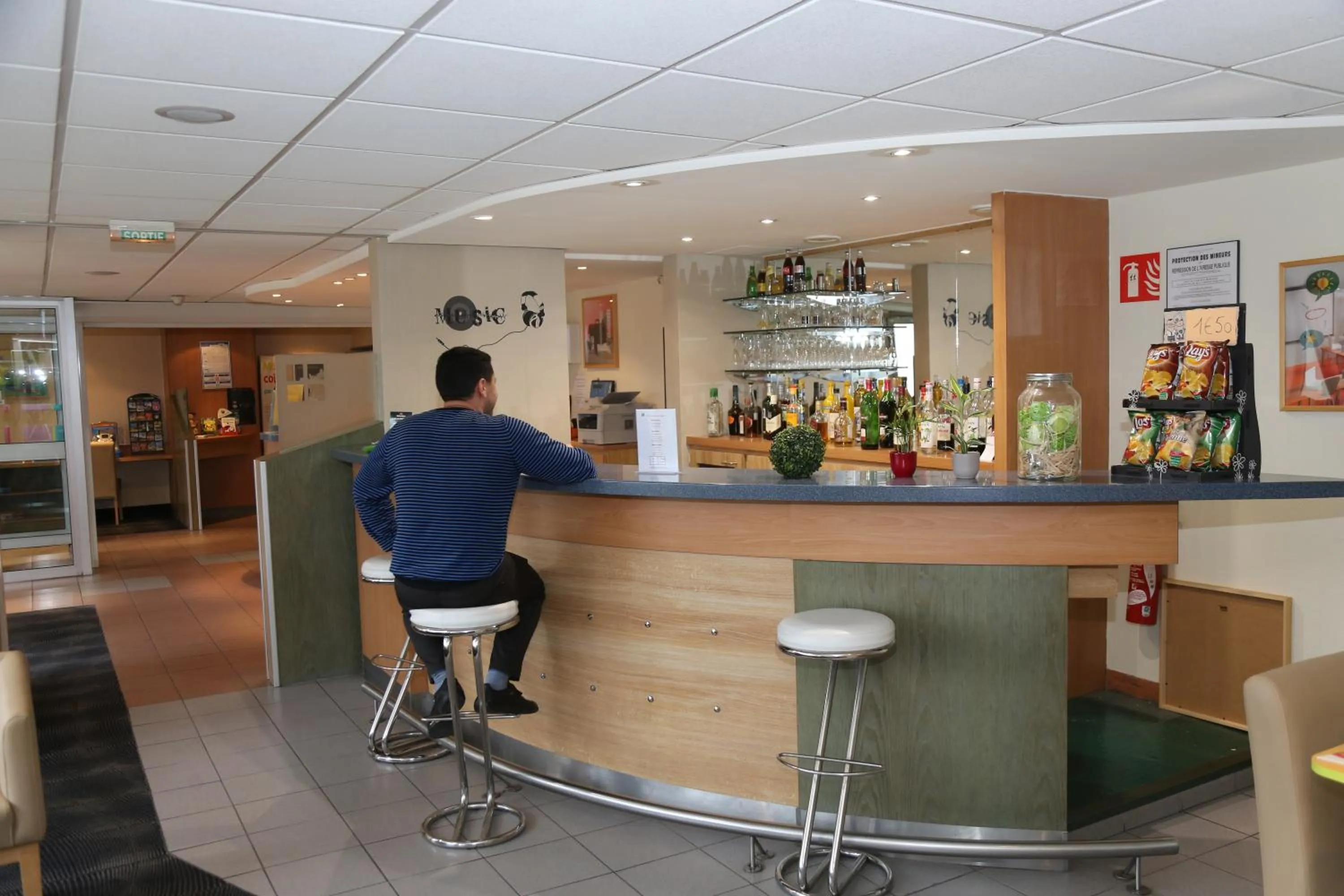 Lounge or bar in ibis Styles Orléans