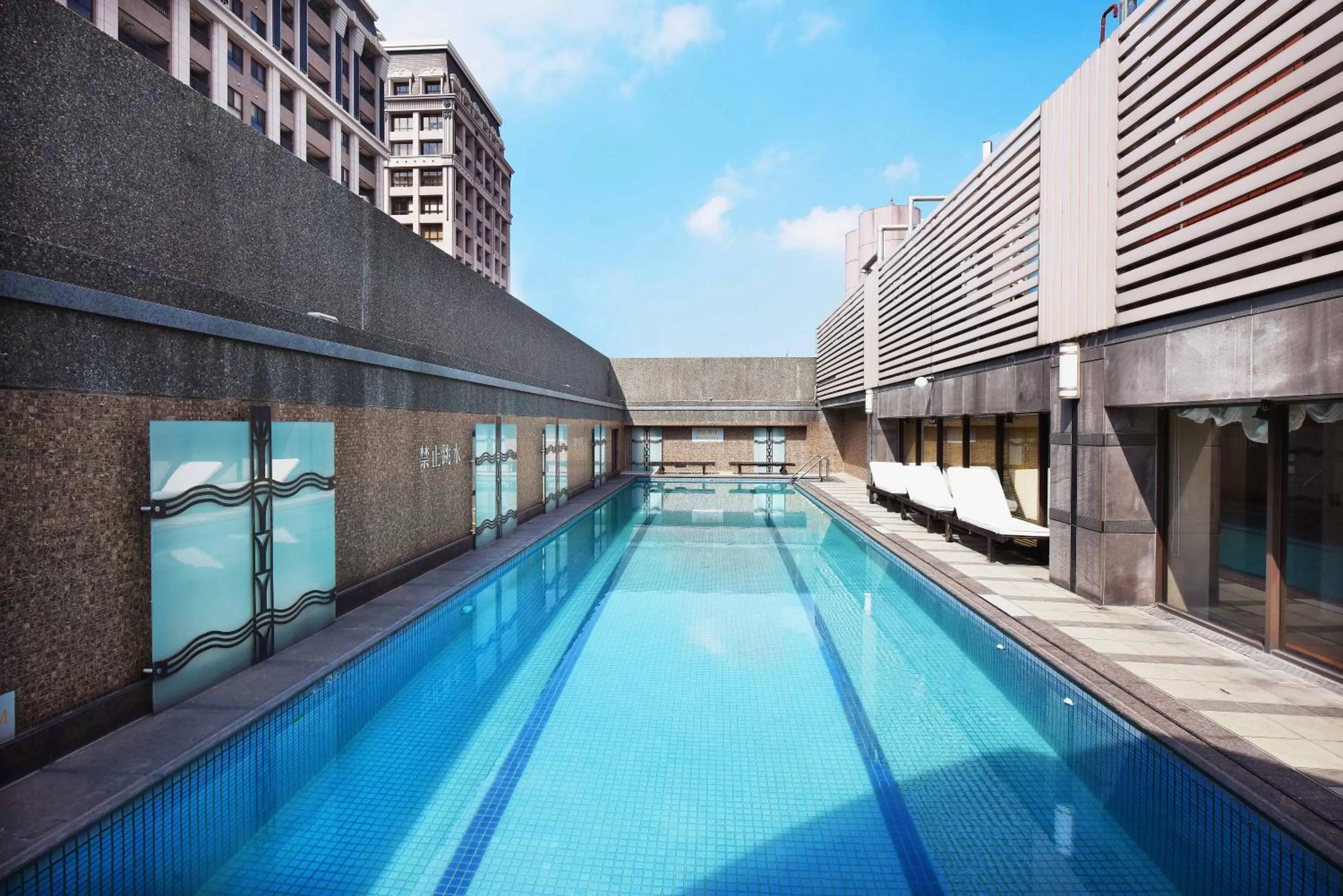 Swimming pool in Fullon Hotel Taoyuan