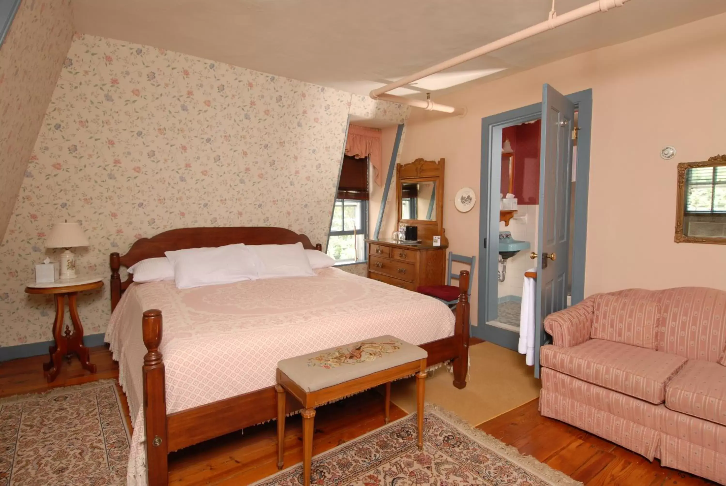 Classic King - single occupancy in The Robert Morris Inn Classic King - single occupancy in The Robert Morris Inn