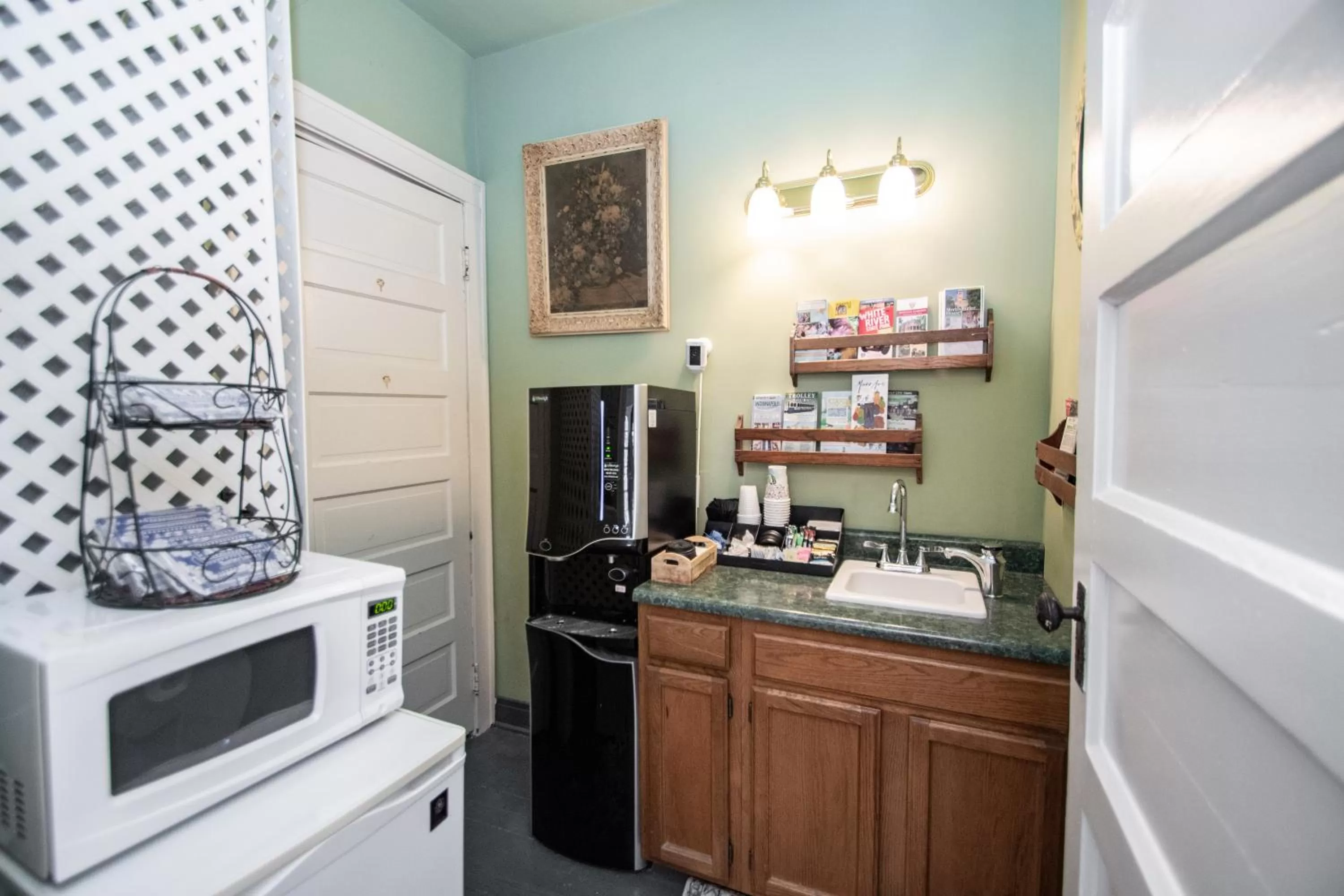 Restaurant/places to eat in Looking Glass Inn