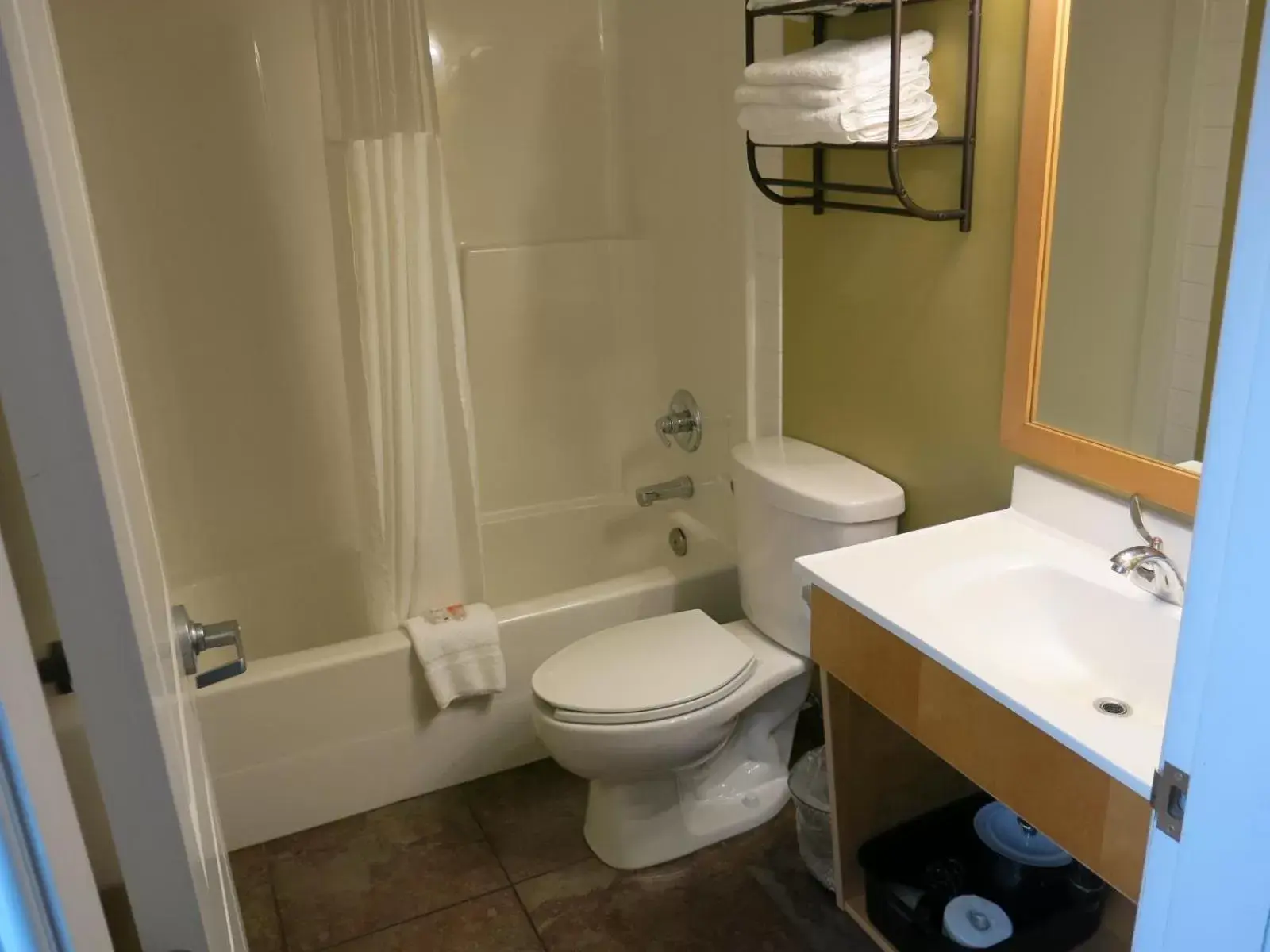 Double Room with Two Double Beds - Non-Smoking in Vedder River Inn Double Room with Two Double Beds - Non-Smoking in Vedder River Inn