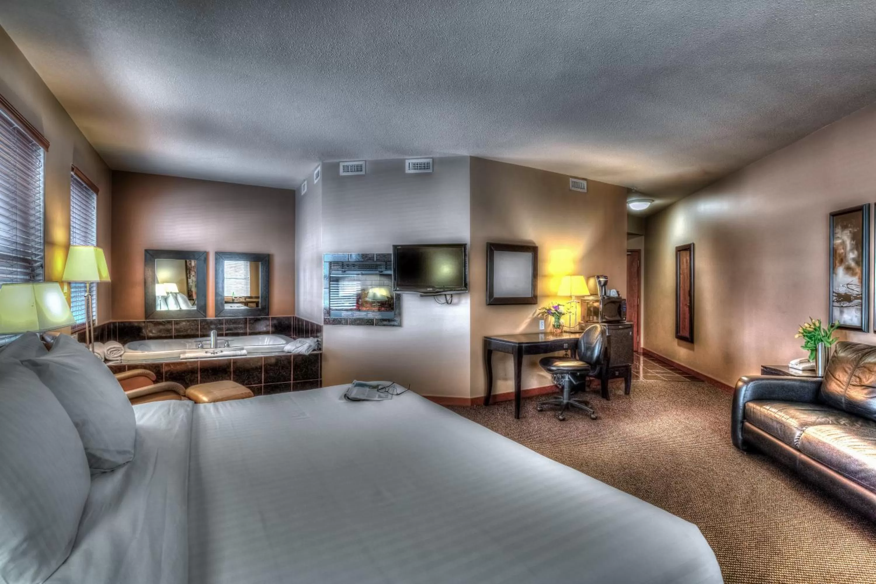 TV and multimedia, Bed in Podollan Inn & Spa - Grande Prairie