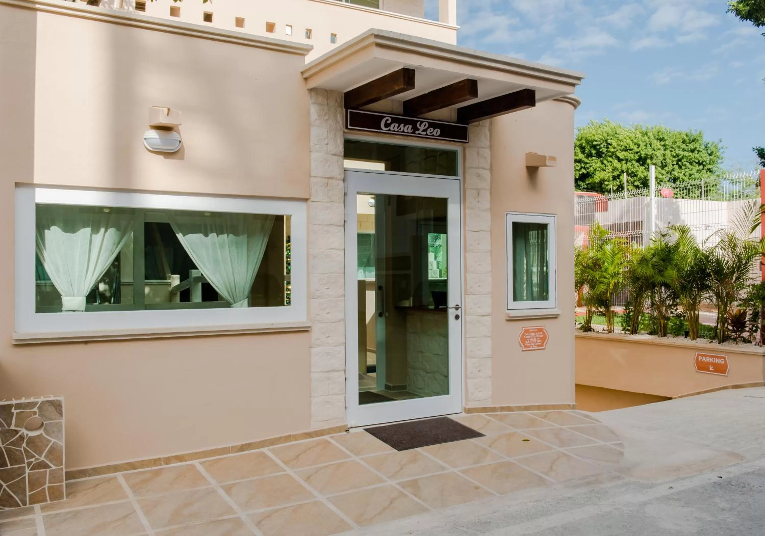 Facade/entrance in Casa Leo