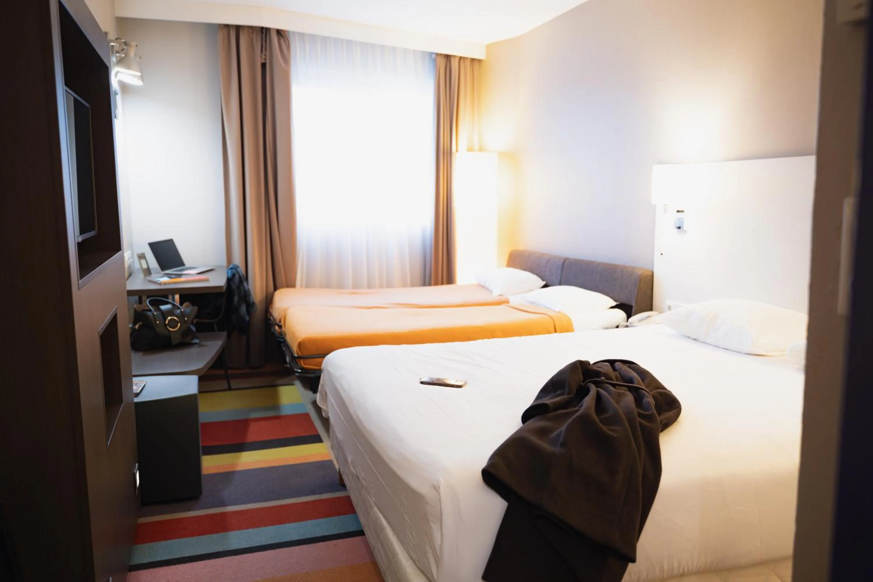 Photo of the whole room, Bed in ibis Styles Lyon Sud Vienne