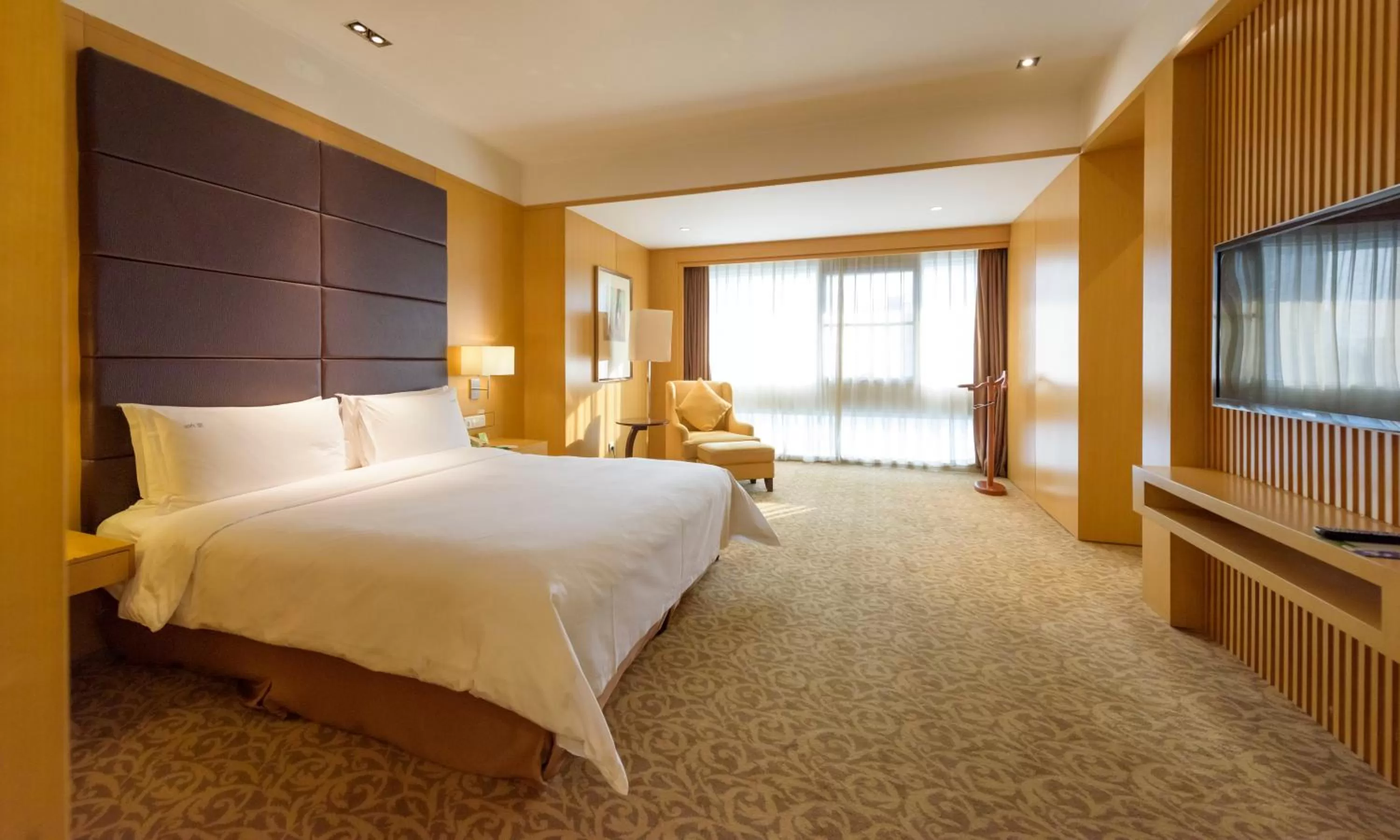 Photo of the whole room, Bed in Holiday Inn Shijiazhuang Central by IHG