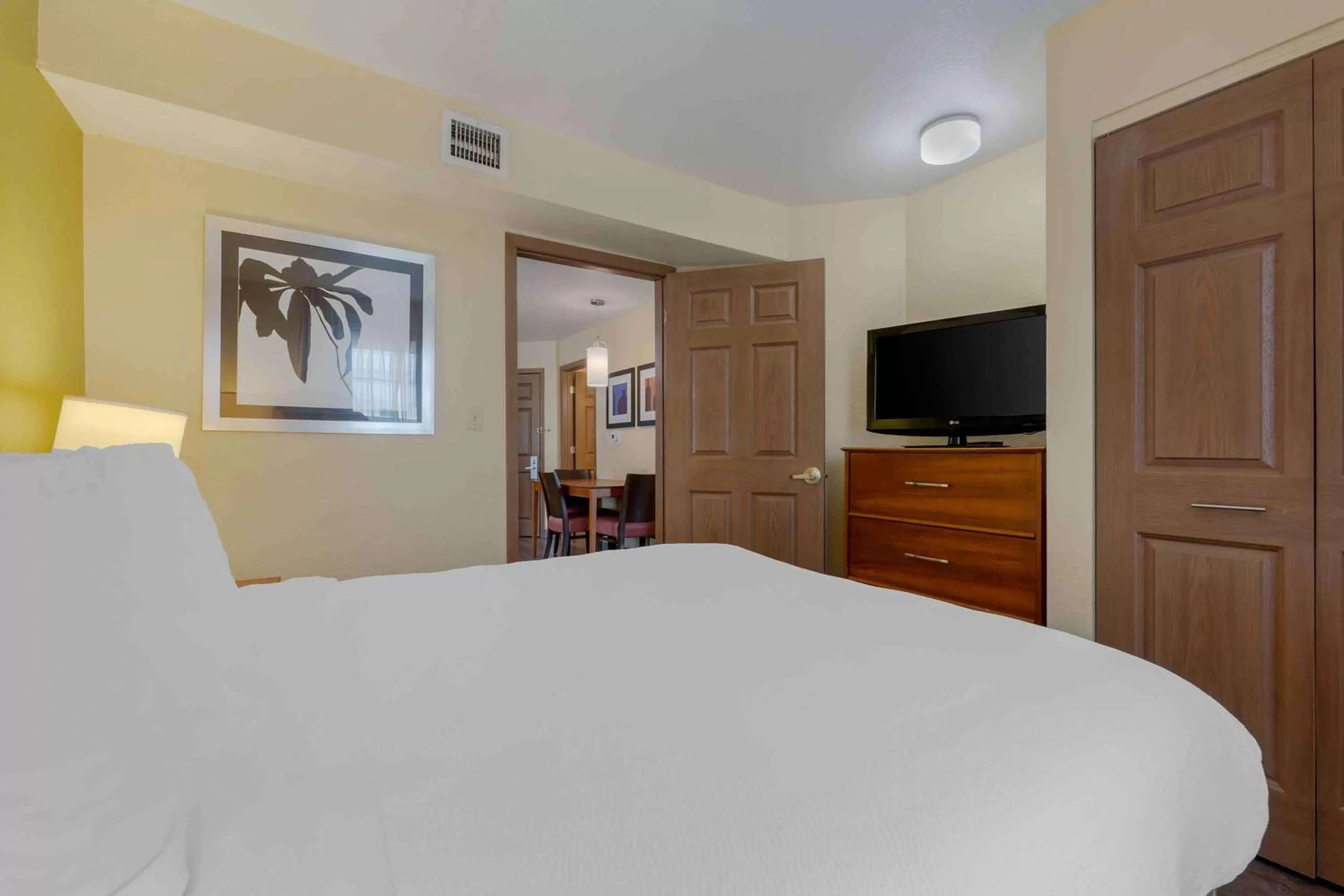 Bedroom, Bed in Extended Stay America Suites - Chicago - Elgin - West Dundee