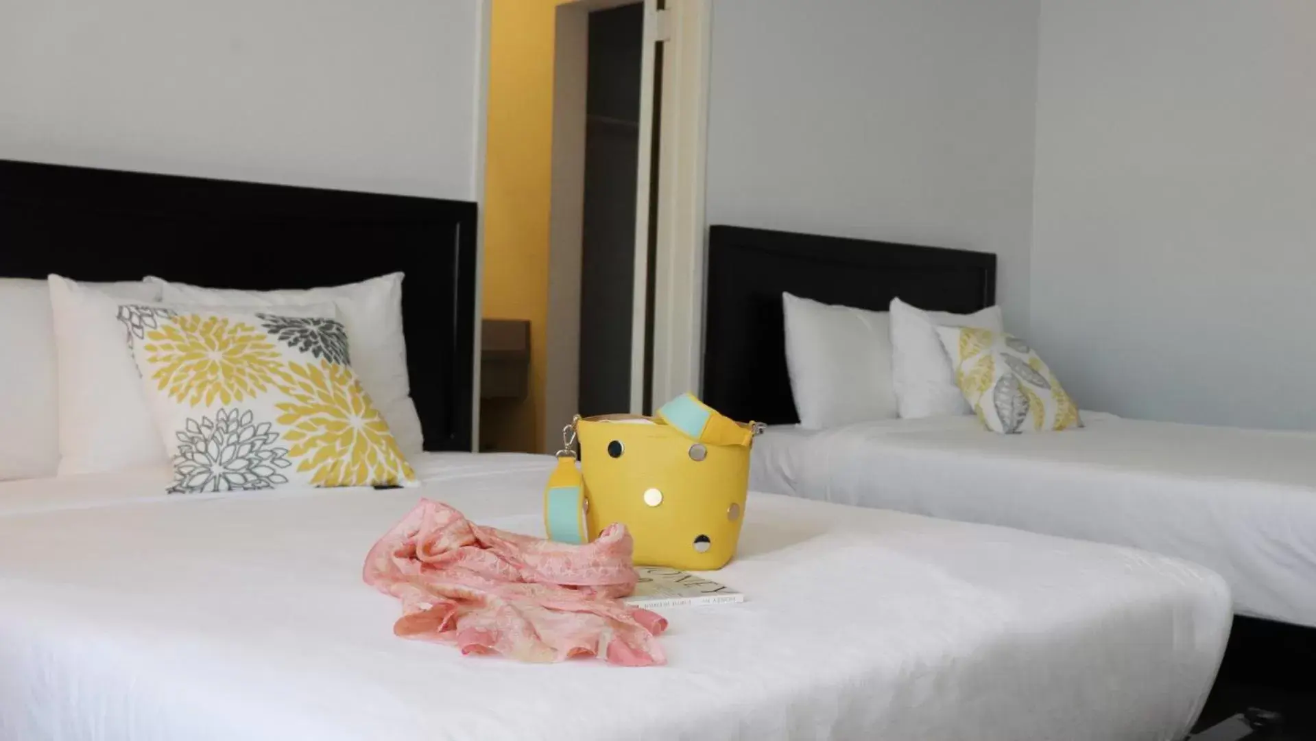 Deluxe Double Room in Hometel Suites Deluxe Double Room in Hometel Suites