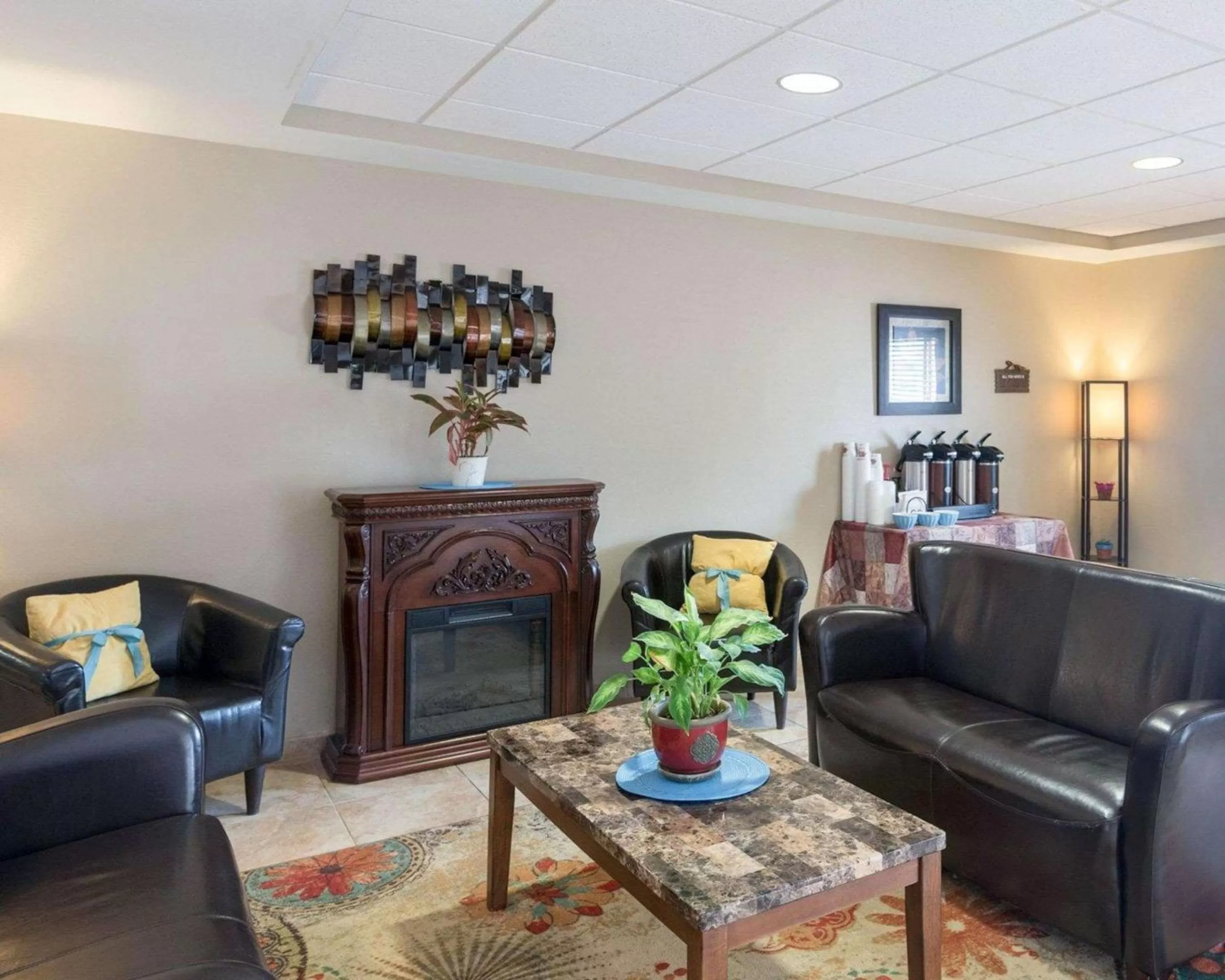 Lobby or reception in Suburban Studios Triadelphia - Wheeling at The Highlands