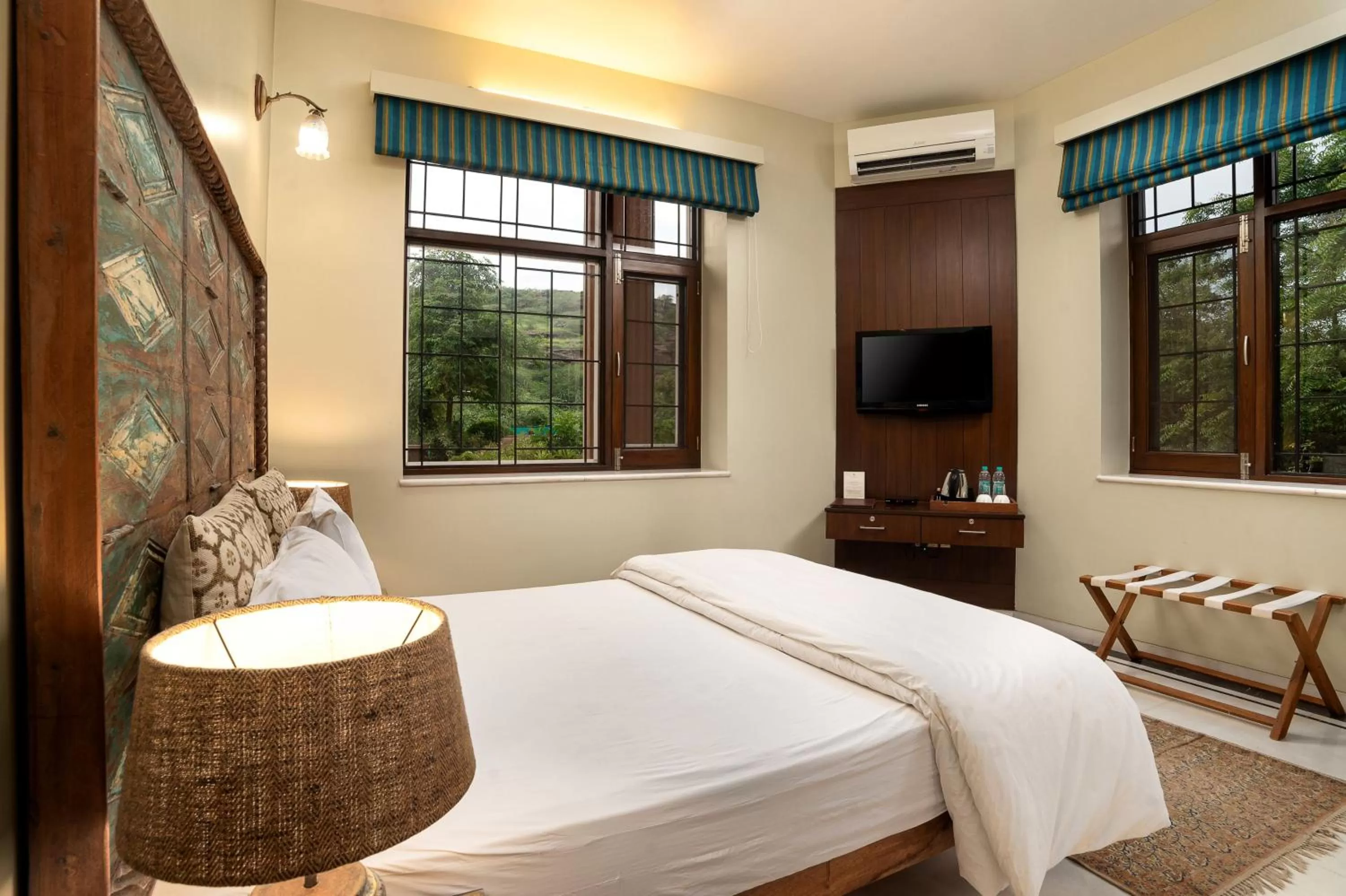 Bedroom, Bed in The Almond Tree