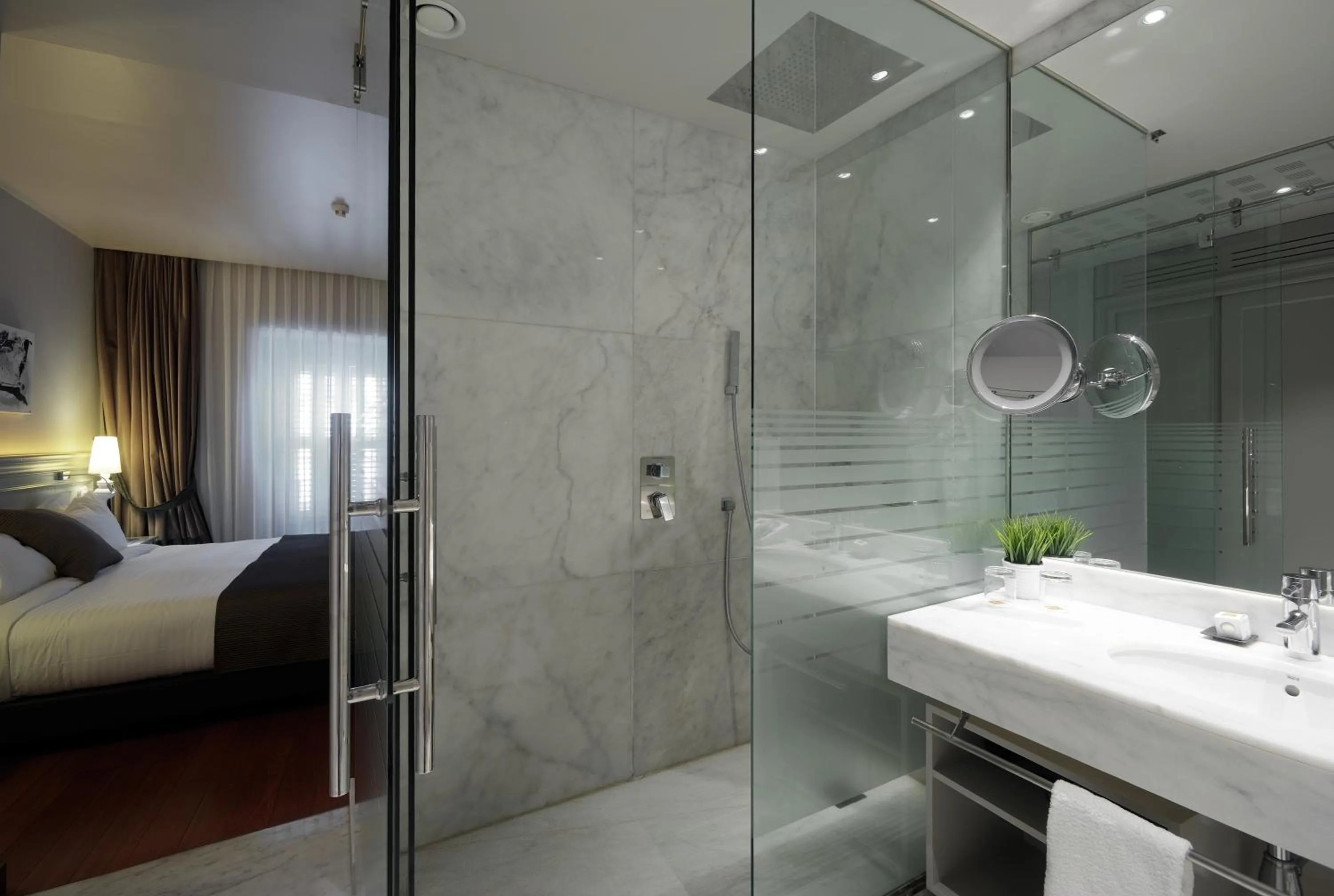 Bathroom, Bed in Preciados