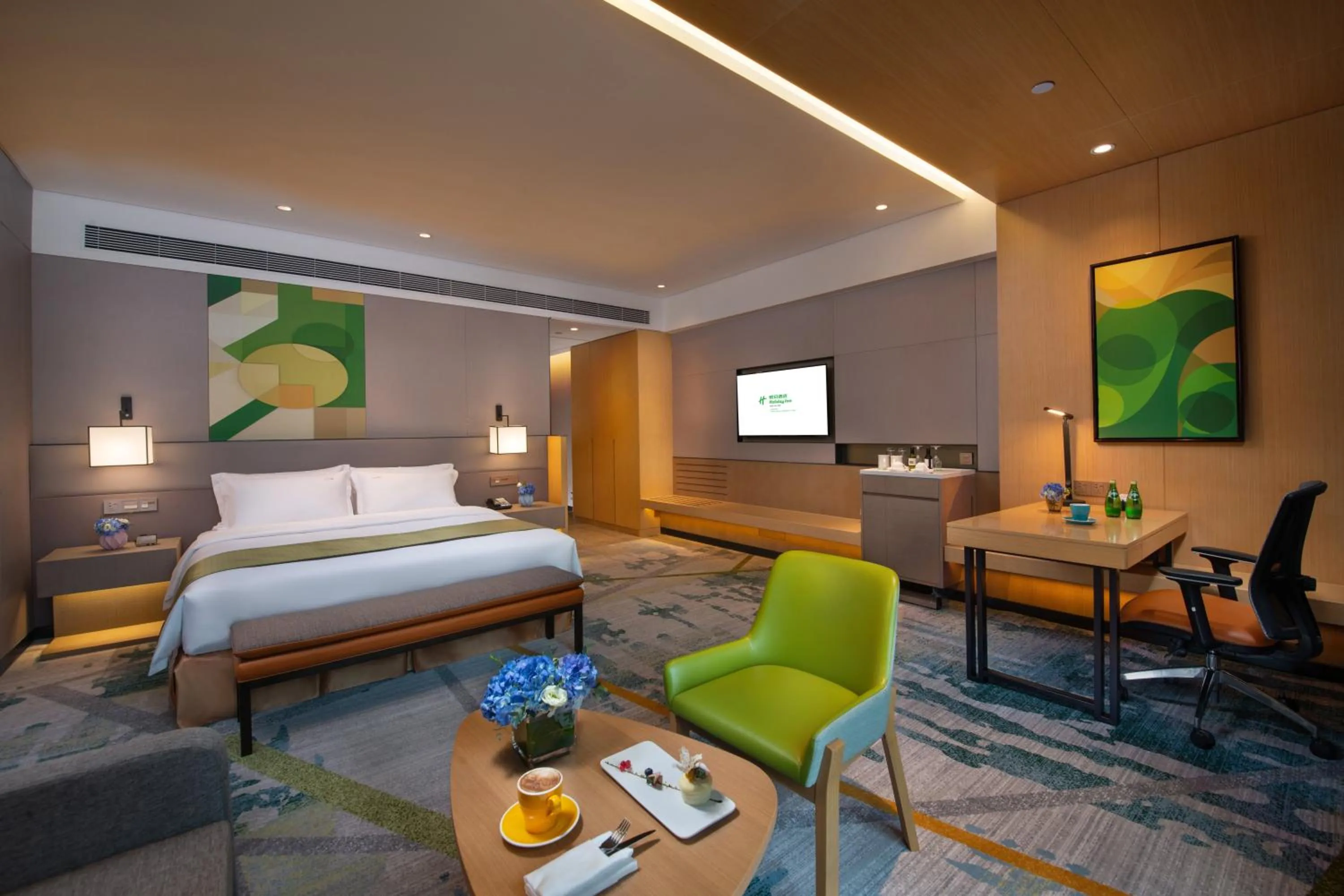 Photo of the whole room, Bed in Holiday Inn Hangzhou Airport Zone by IHG