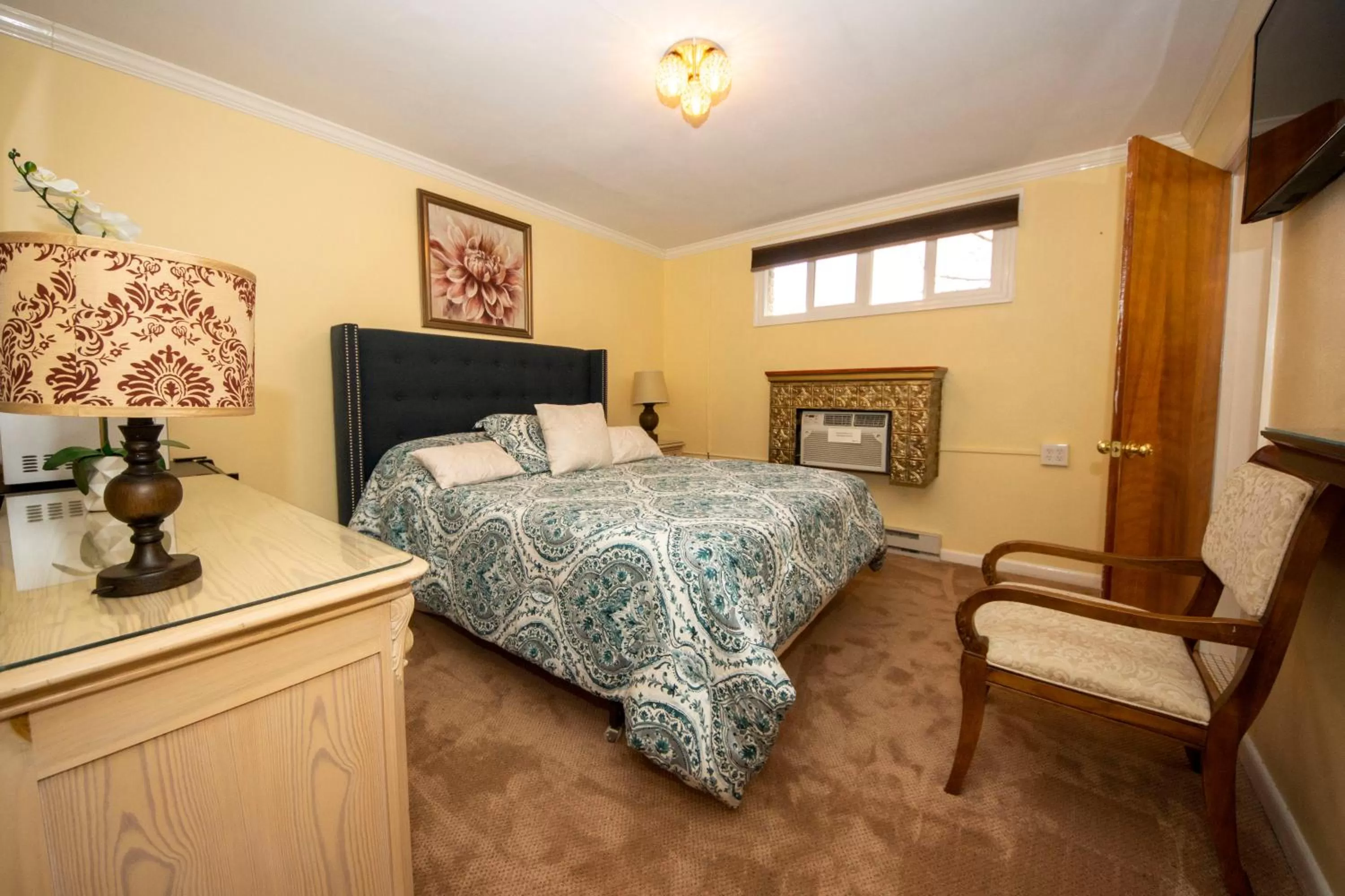 Photo of the whole room, Bed in Simmons Motel and Suites