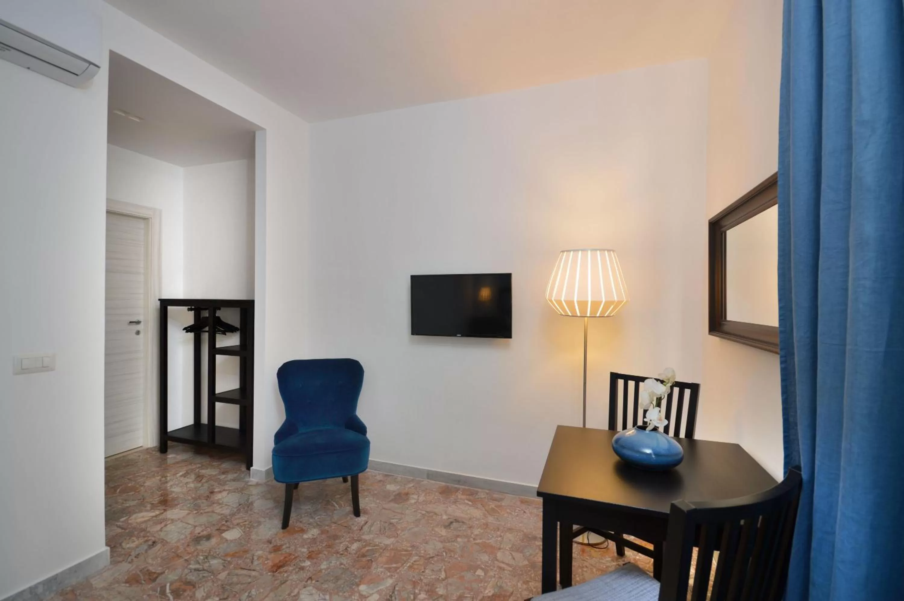 Photo of the whole room in La Locanda Dell'Arte-Museo