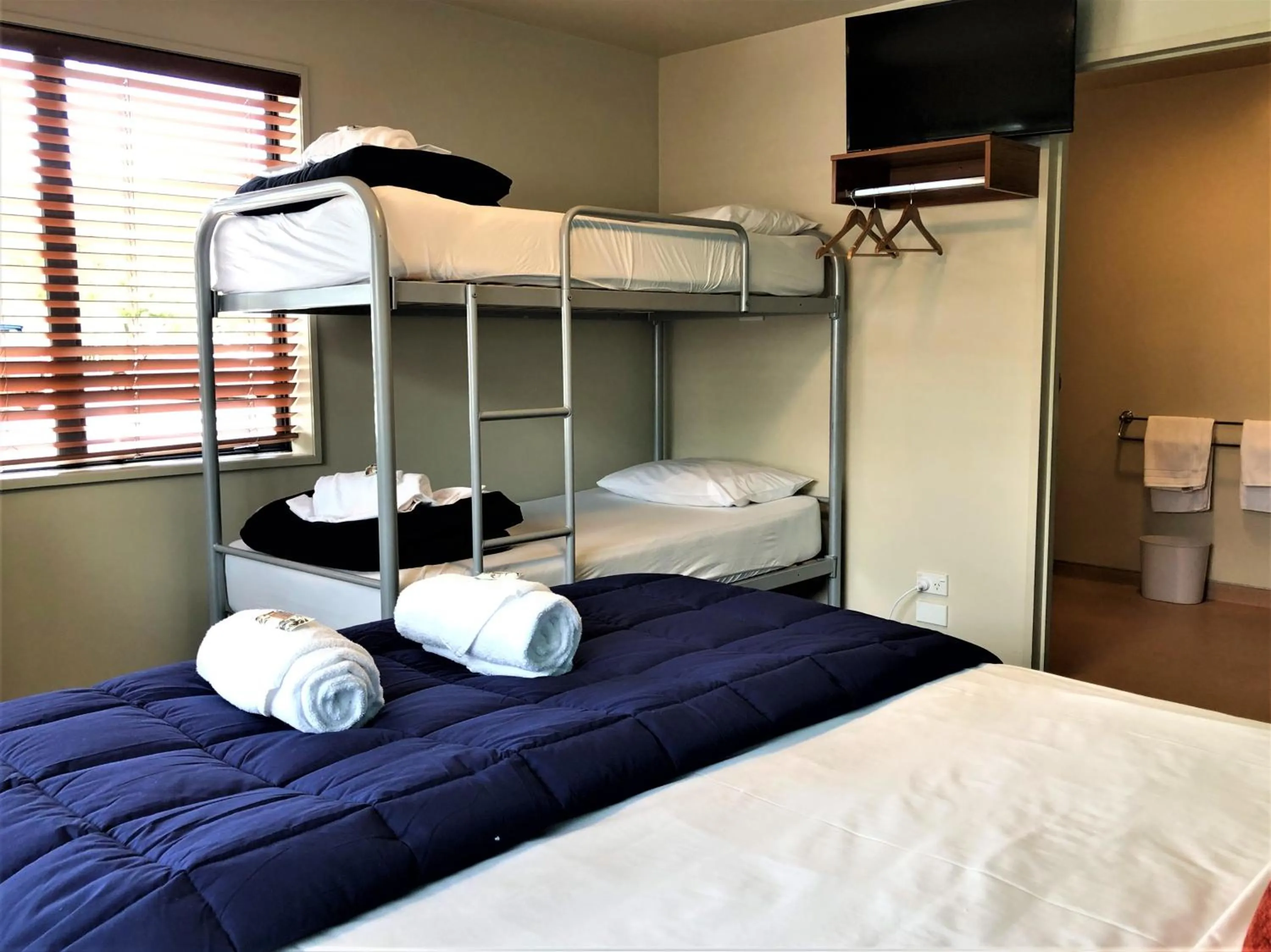 Bathroom, Bed in Kaiteri Lodge