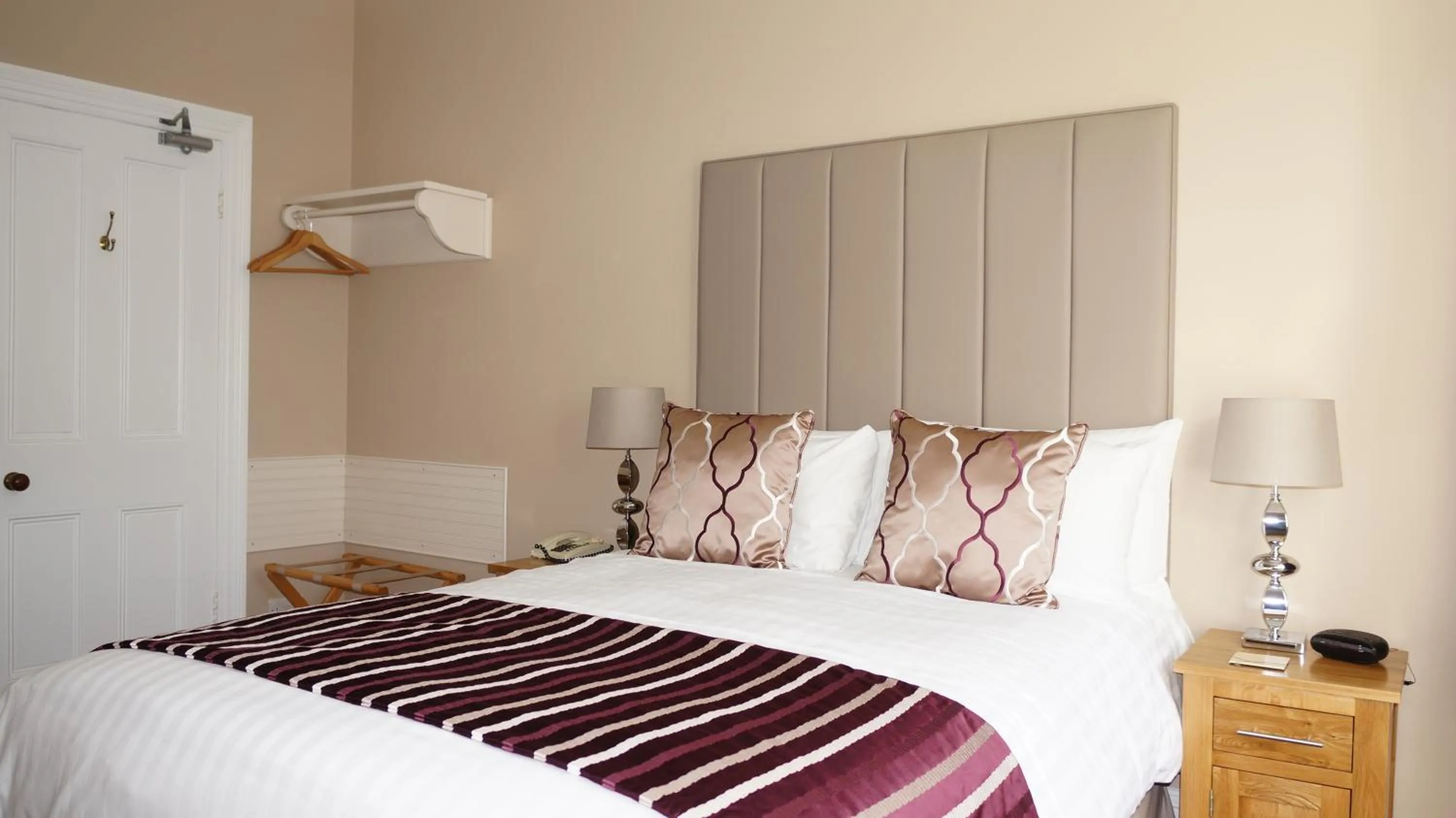 Bed in The Lawn Guest House Gatwick