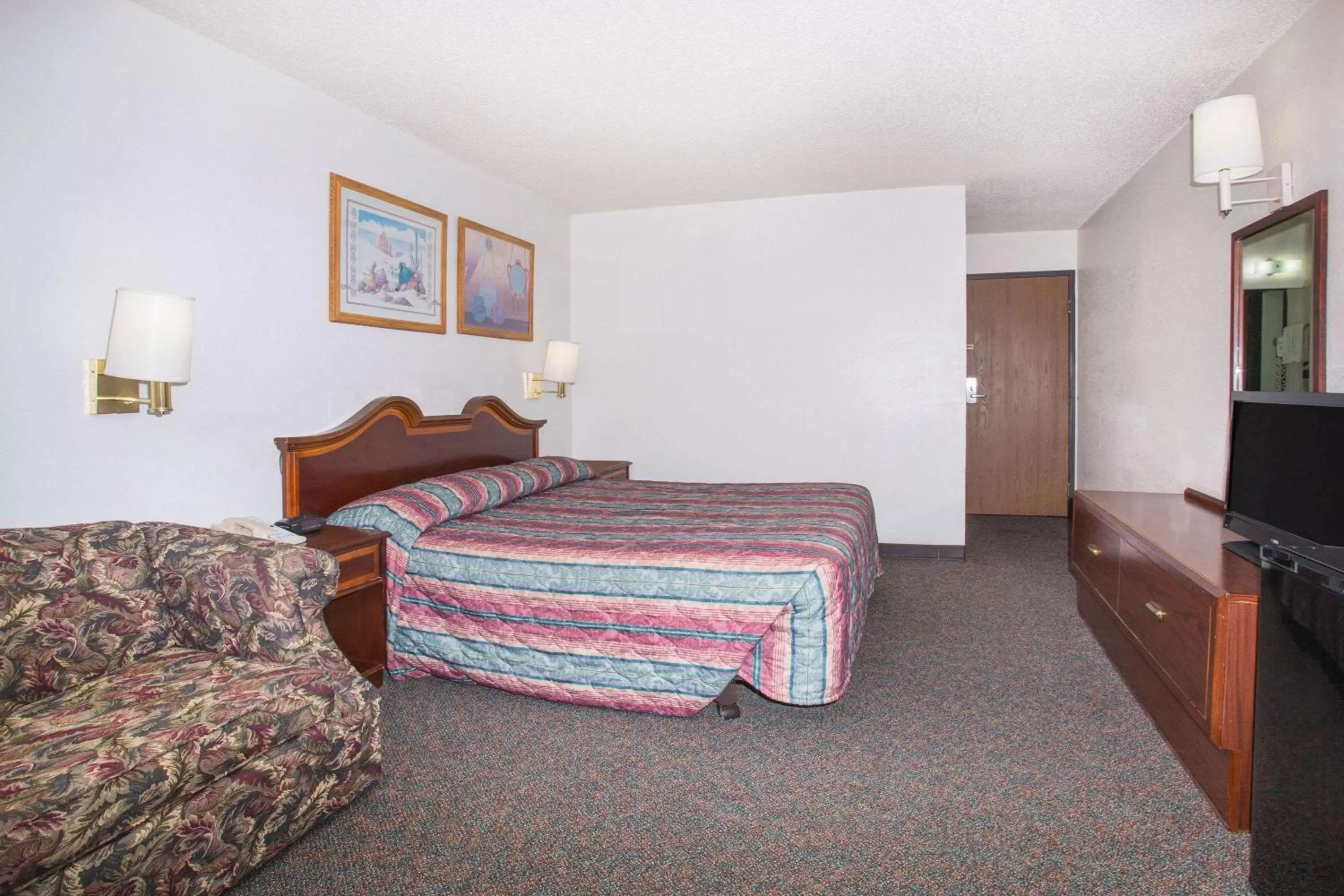 Photo of the whole room in Super 8 by Wyndham Limon