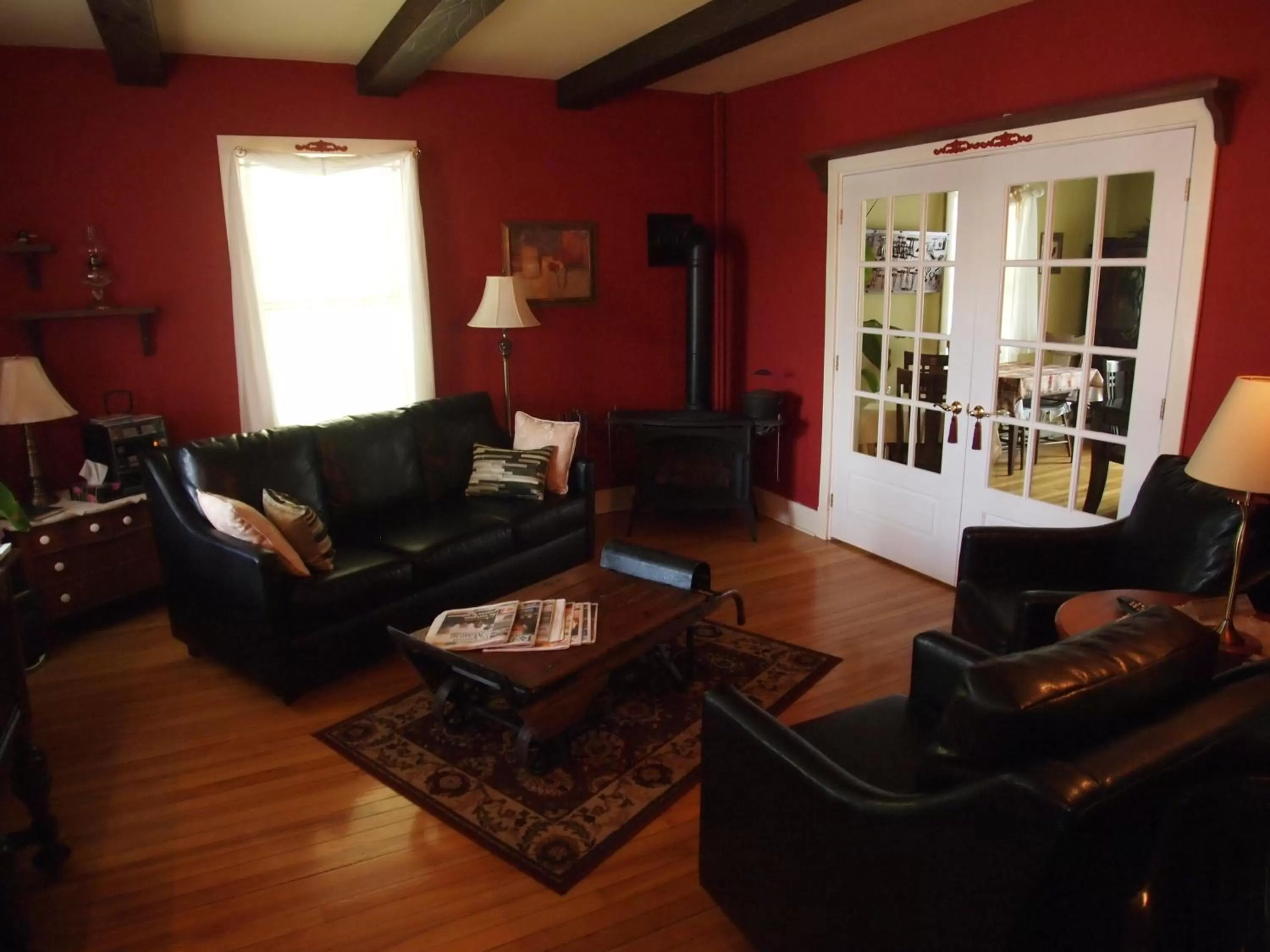 Communal lounge/ TV room in Au Manoir de la rue Merry