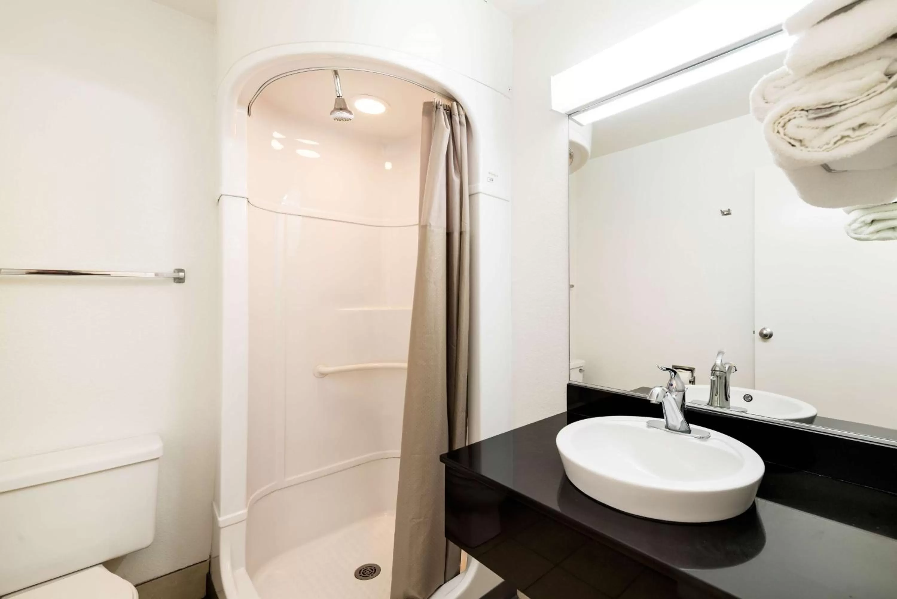 Photo of the whole room in Motel 6-Greenville, TX