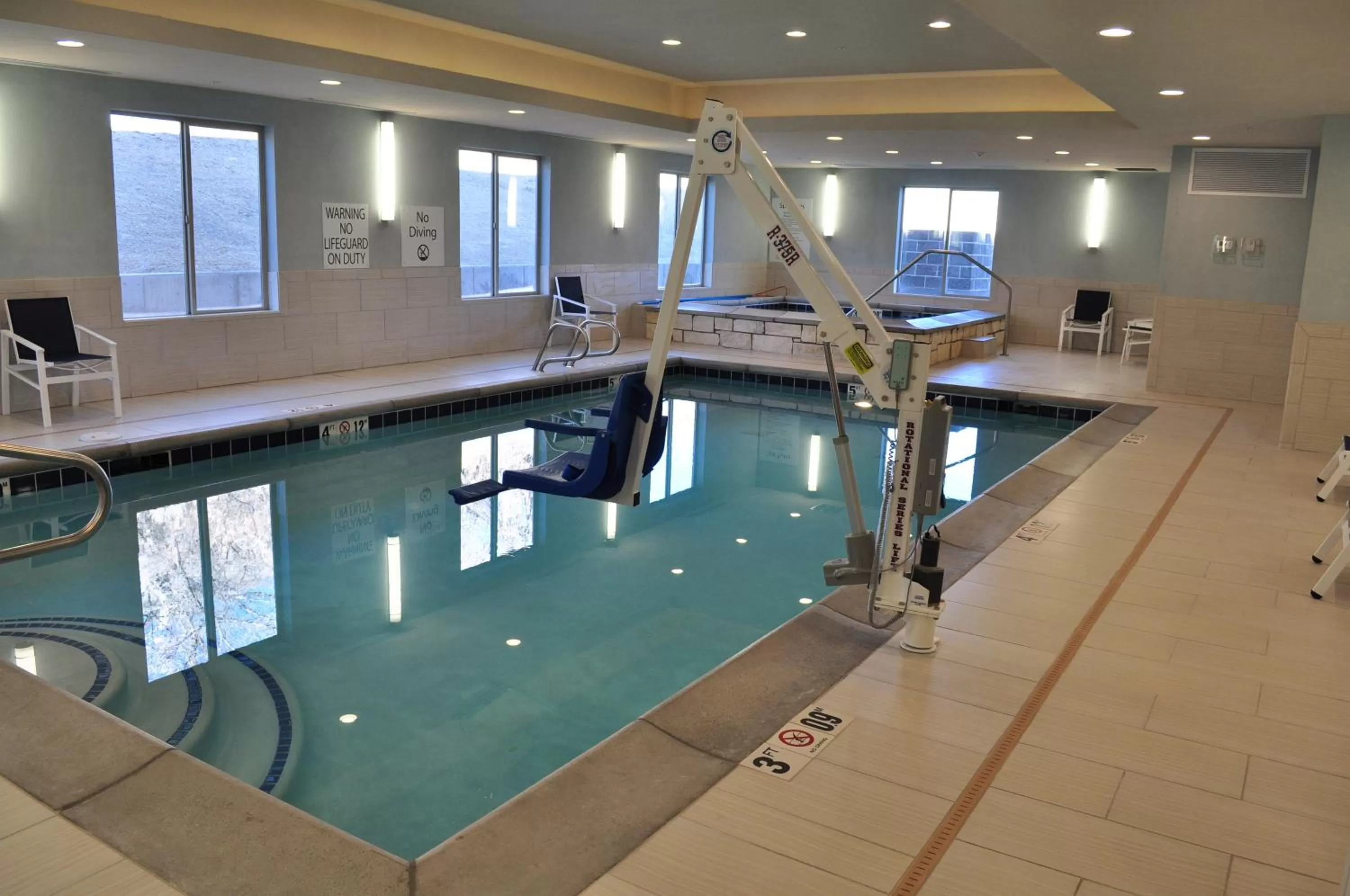 Swimming pool in Holiday Inn Express & Suites Price by IHG